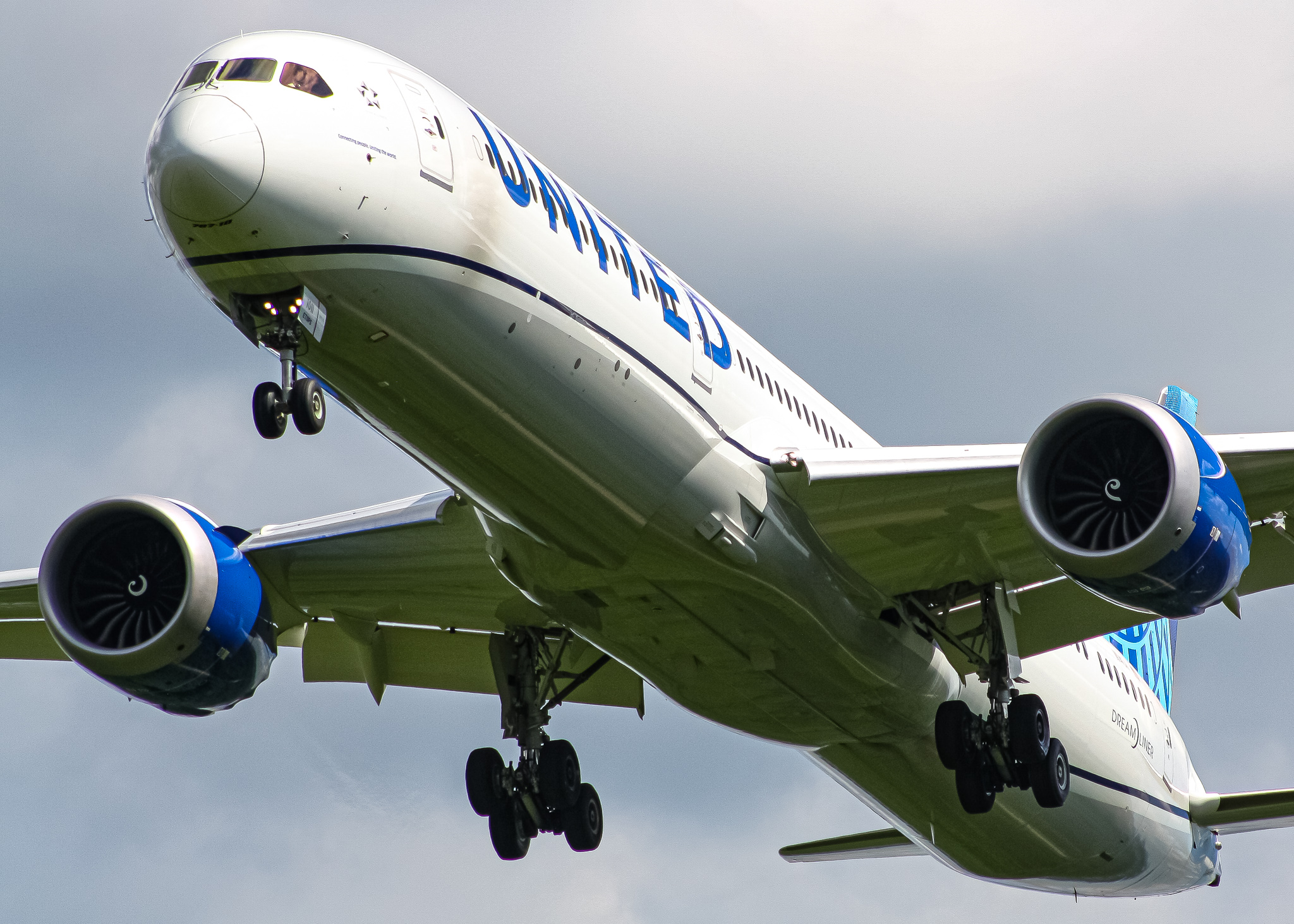 Full size: United Airlines Boeing 787-10 N14011 at Washington Dulles International Airport