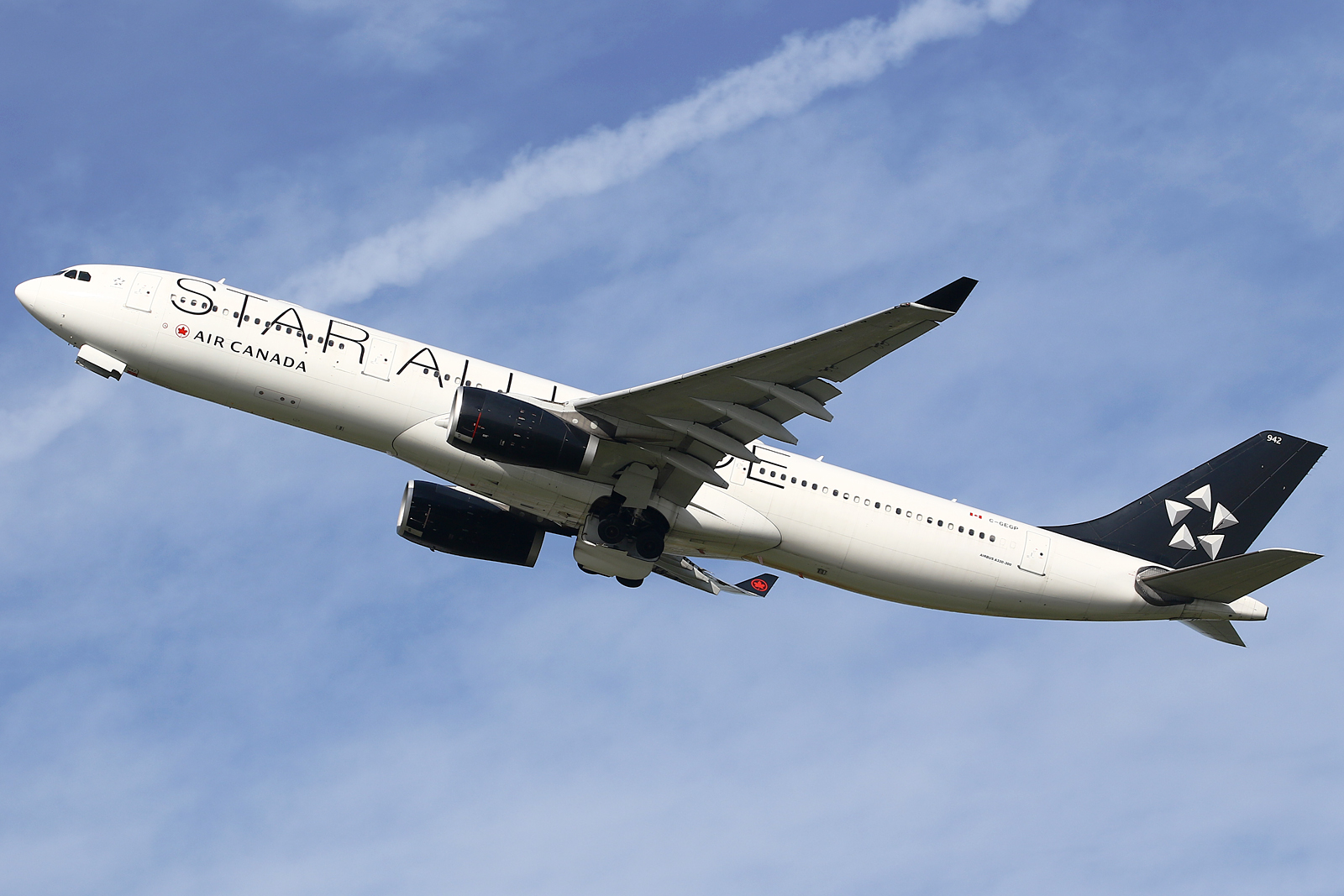 Full size: Air Canada Airbus A330-300 C-GEGP at Hamburg Airport