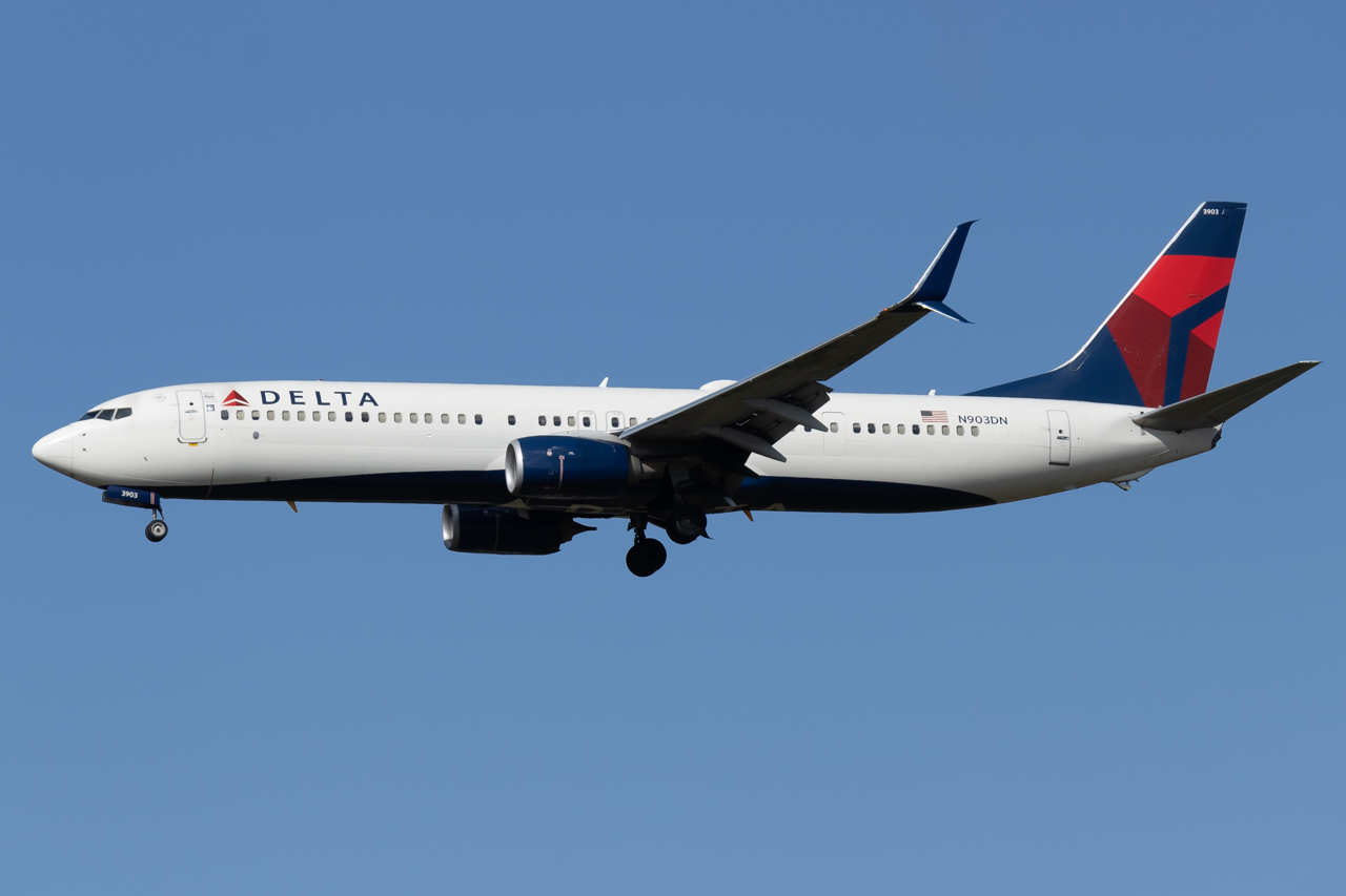 Full size: Delta Airlines Boeing 737-900ER N903DN at Pittsburgh International Airport