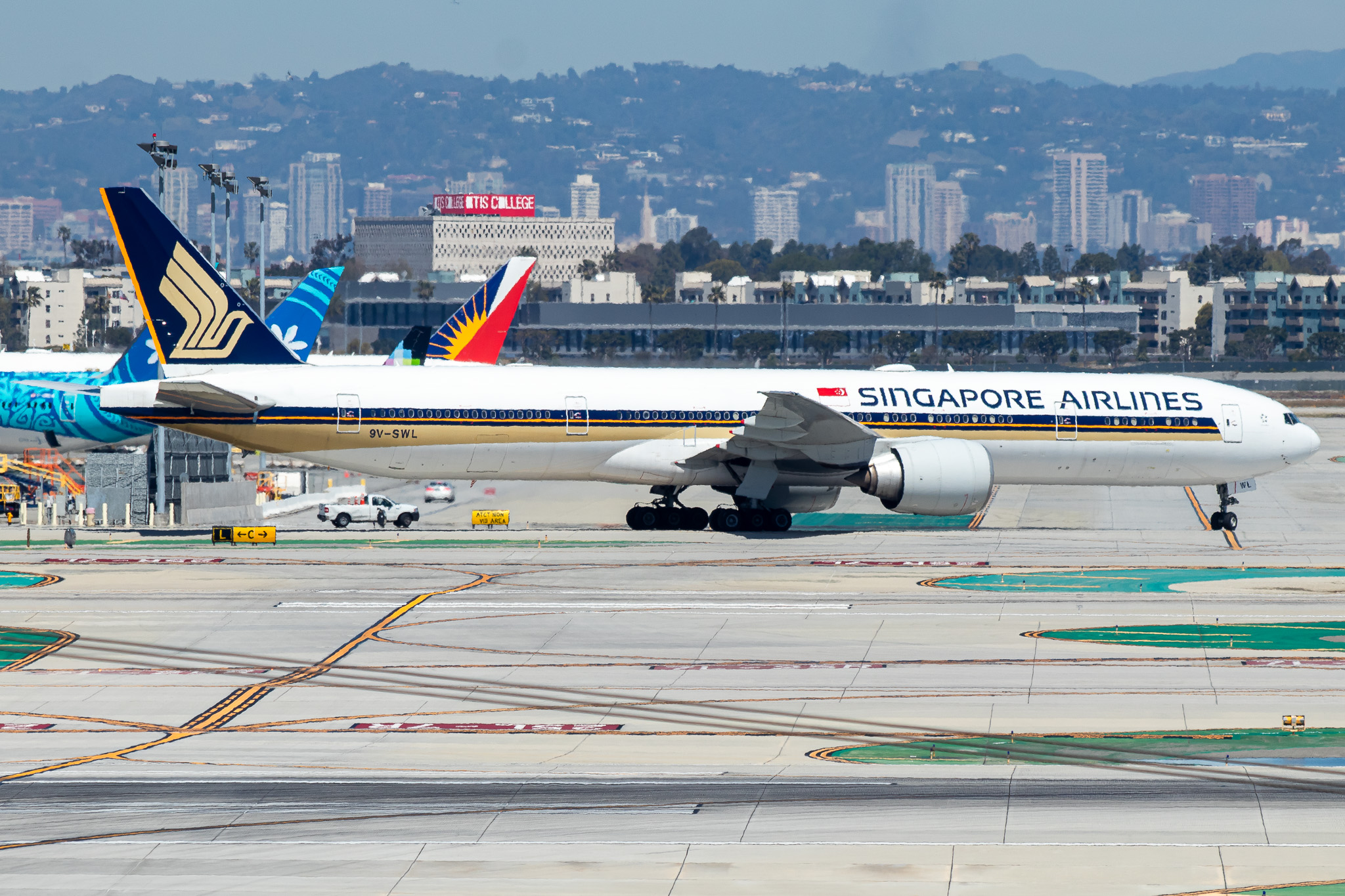 Full size: Singapore Airlines Boeing 777-300ER 9V-SWL at Los Angeles International Airport