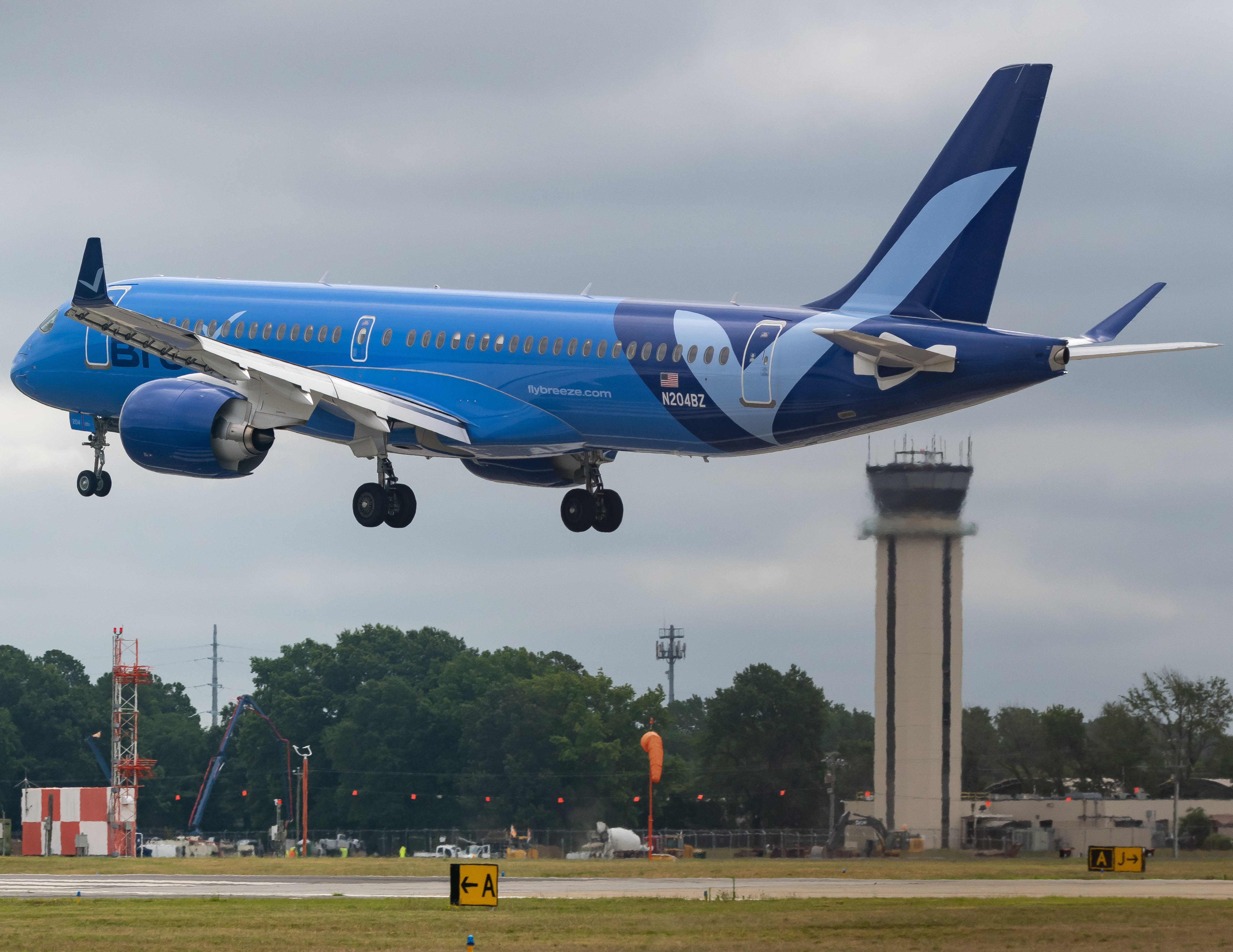 Full size: Breeze Airways Airbus A220-300 N204BZ at Norfolk International Airport