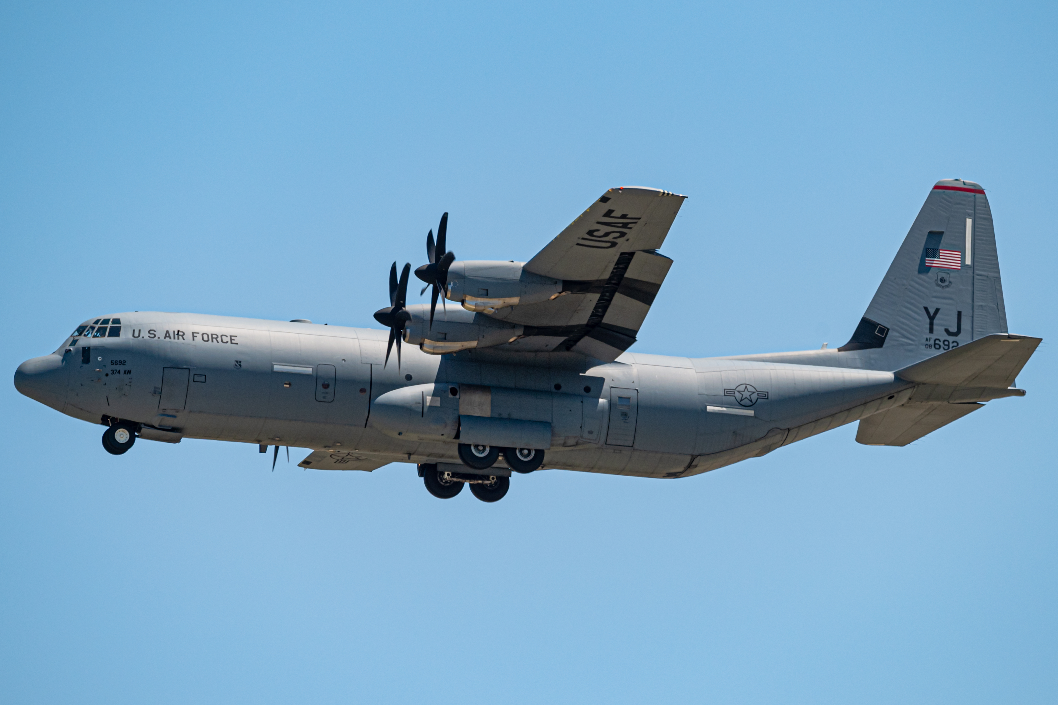 Full size: US Air Force Lockheed C-130J Hercules 15-5692 at Yokota Air Base
