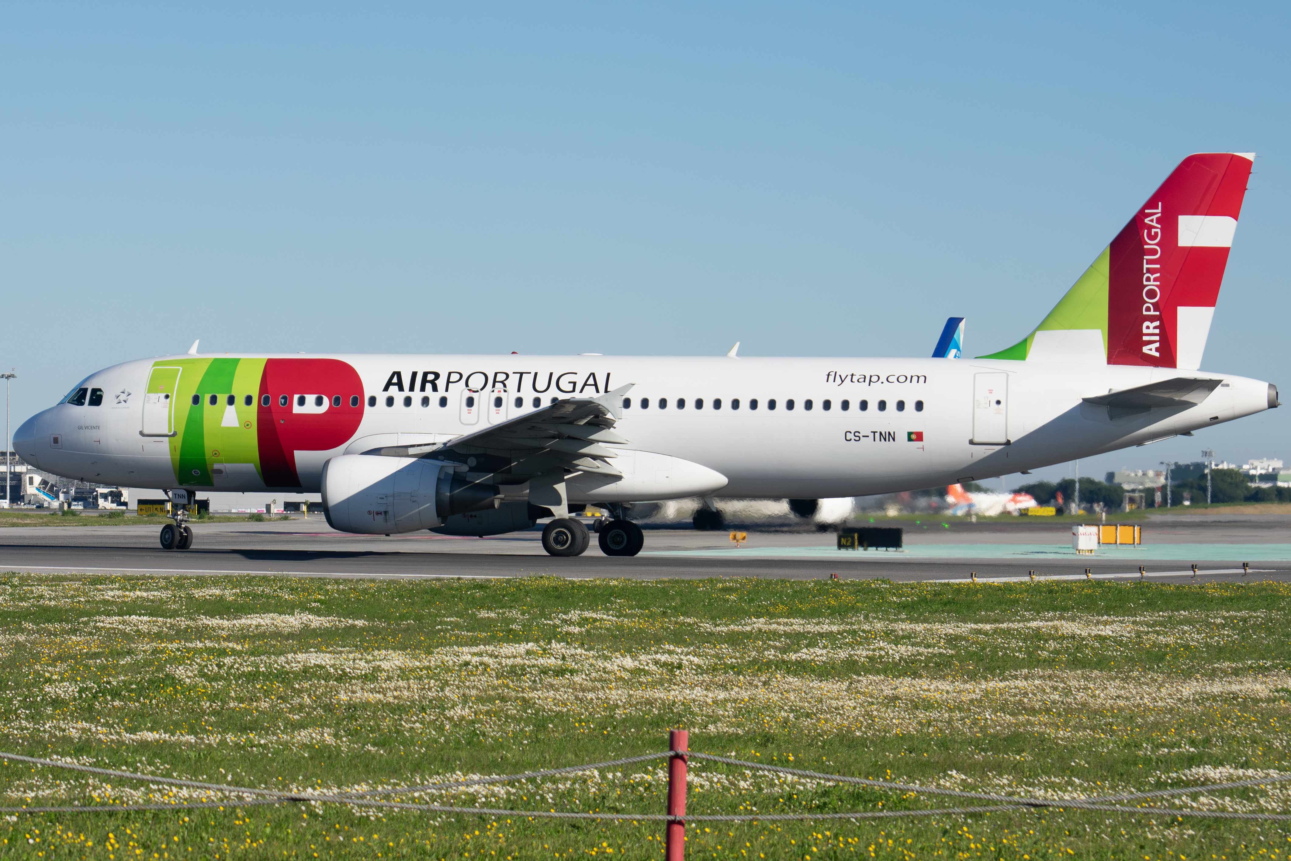 Full size: TAP Air Portugal Airbus A320 CS-TNN at Lisbon Humberto Delgado Airport