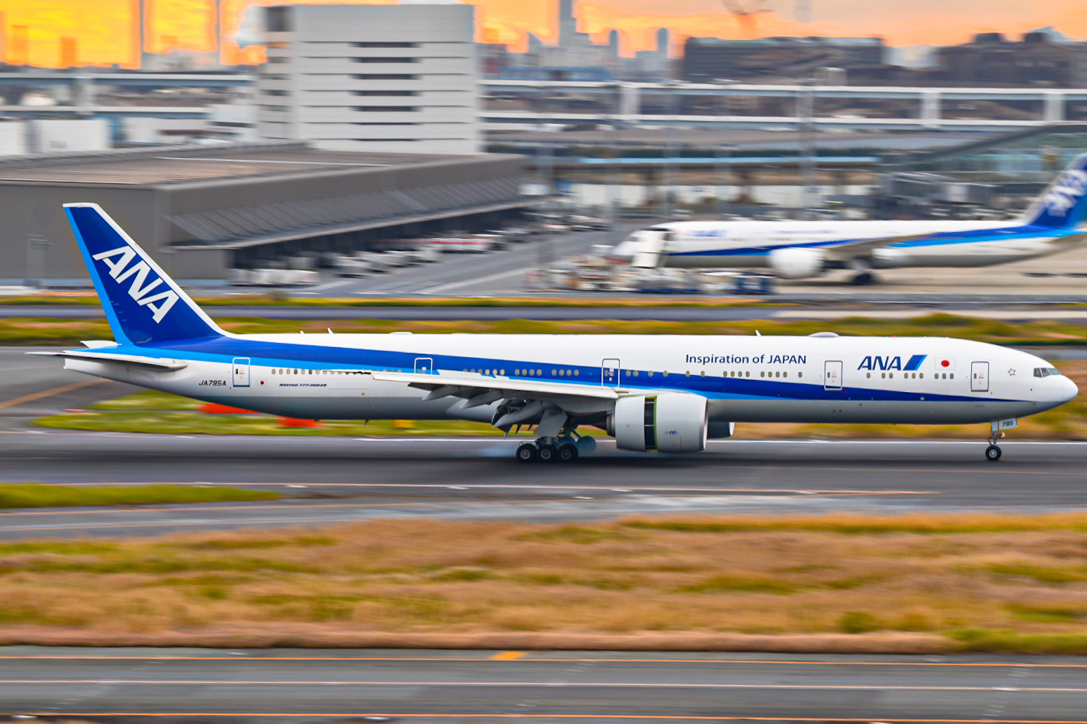 Full size: All Nippon Airways Boeing 777-300ER JA795A at Tokyo-Haneda Airport