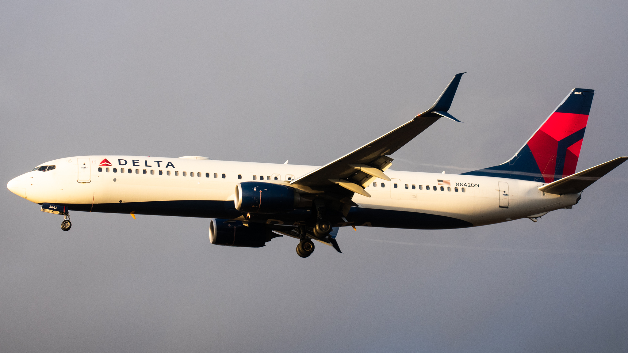 Full size: Delta Airlines Boeing 737-900 N842DN at Philadelphia International Airport