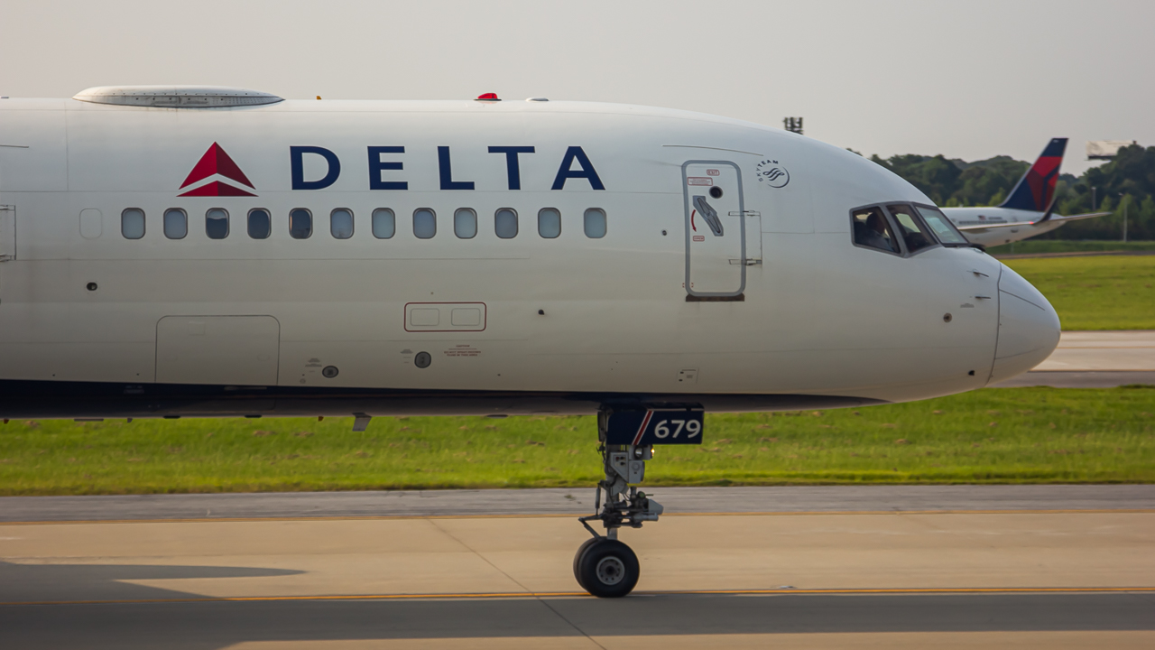 Full size: Delta Airlines Boeing 757-200 N679DA at Hartsfield-Jackson Atlanta International Airport