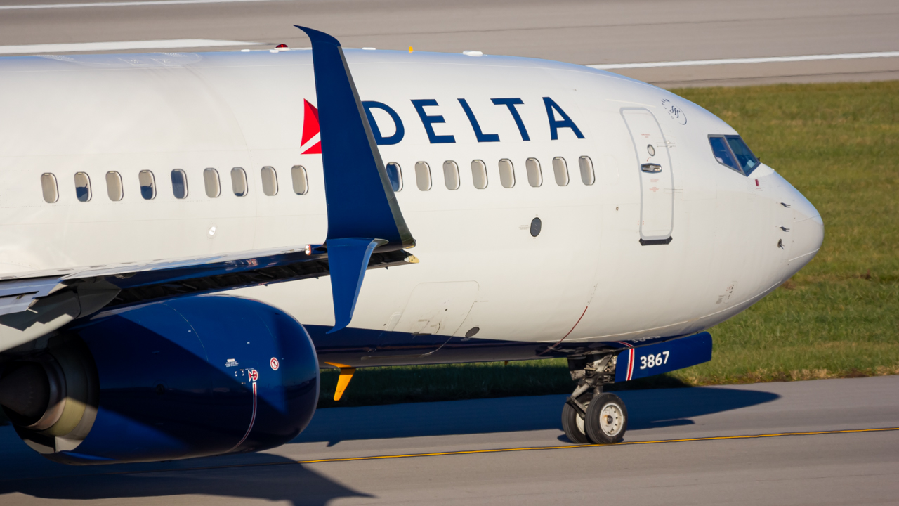 Full size: Delta Airlines Boeing 737-900ER N867DN at John Glenn Columbus International Airport