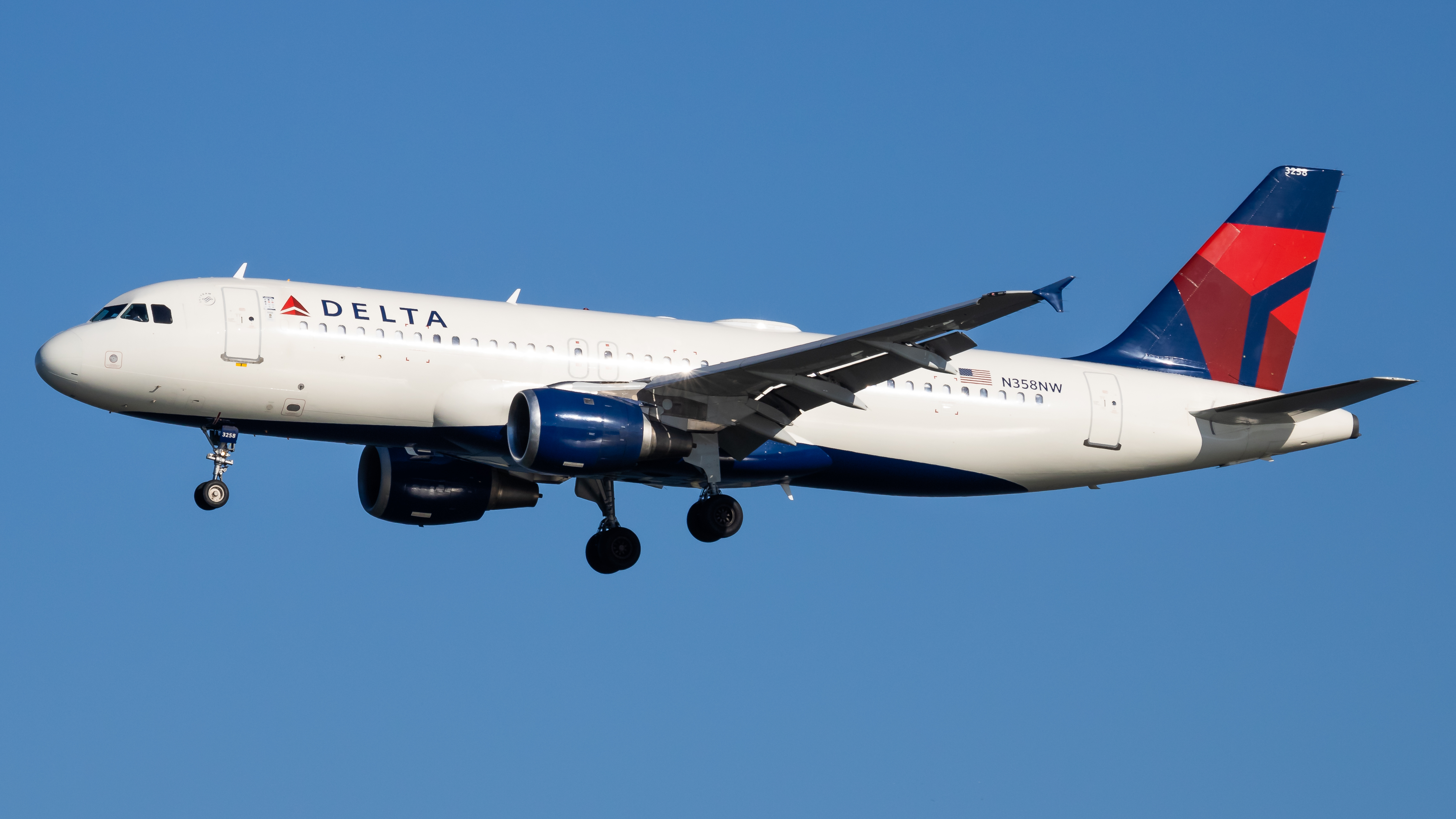Full size: Delta Airlines Airbus A320 N358NW at Ronald Reagan National Airport