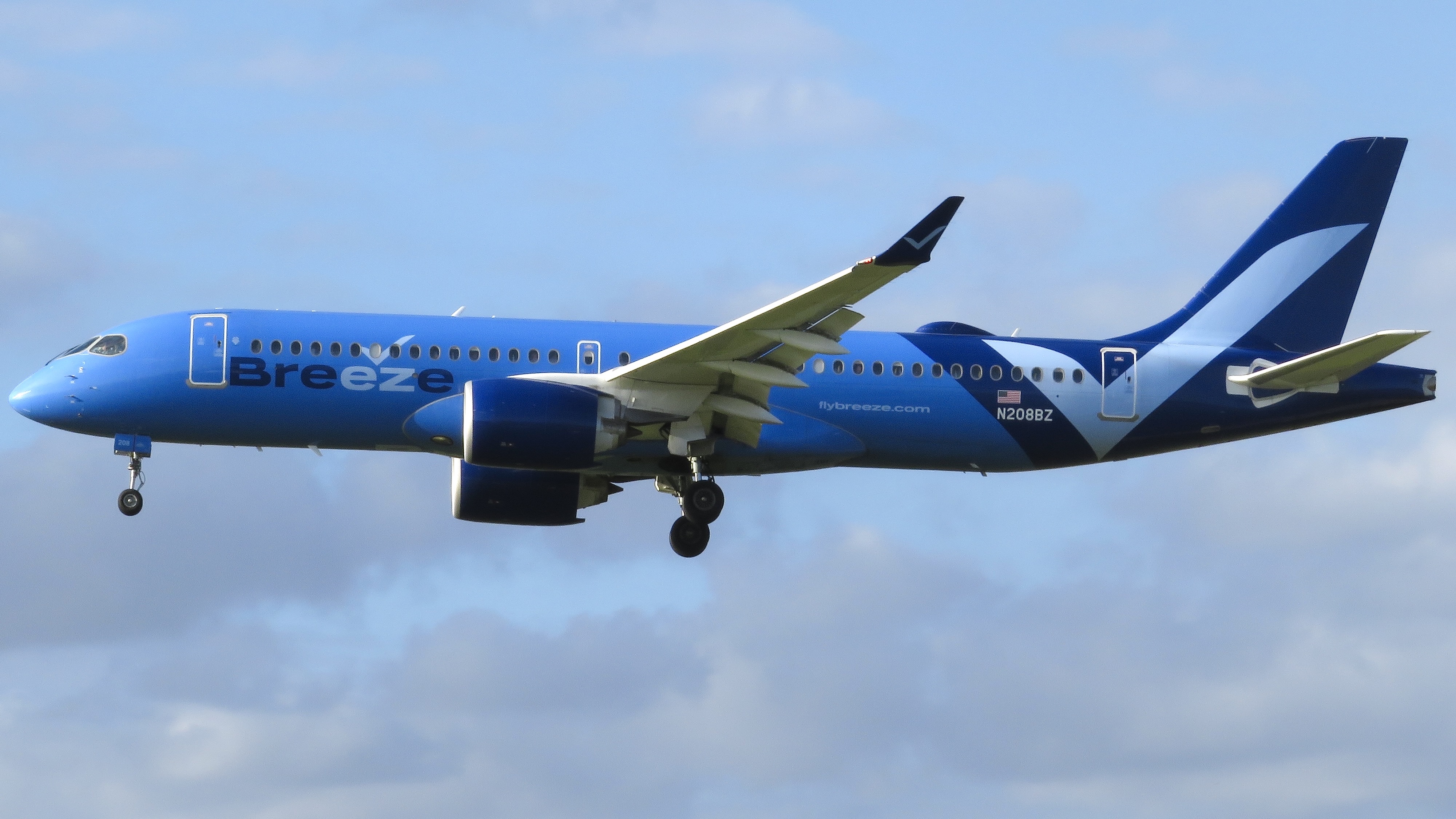 Full size: Breeze Airways Airbus A220-300 N208BZ at Daytona Beach International Airport