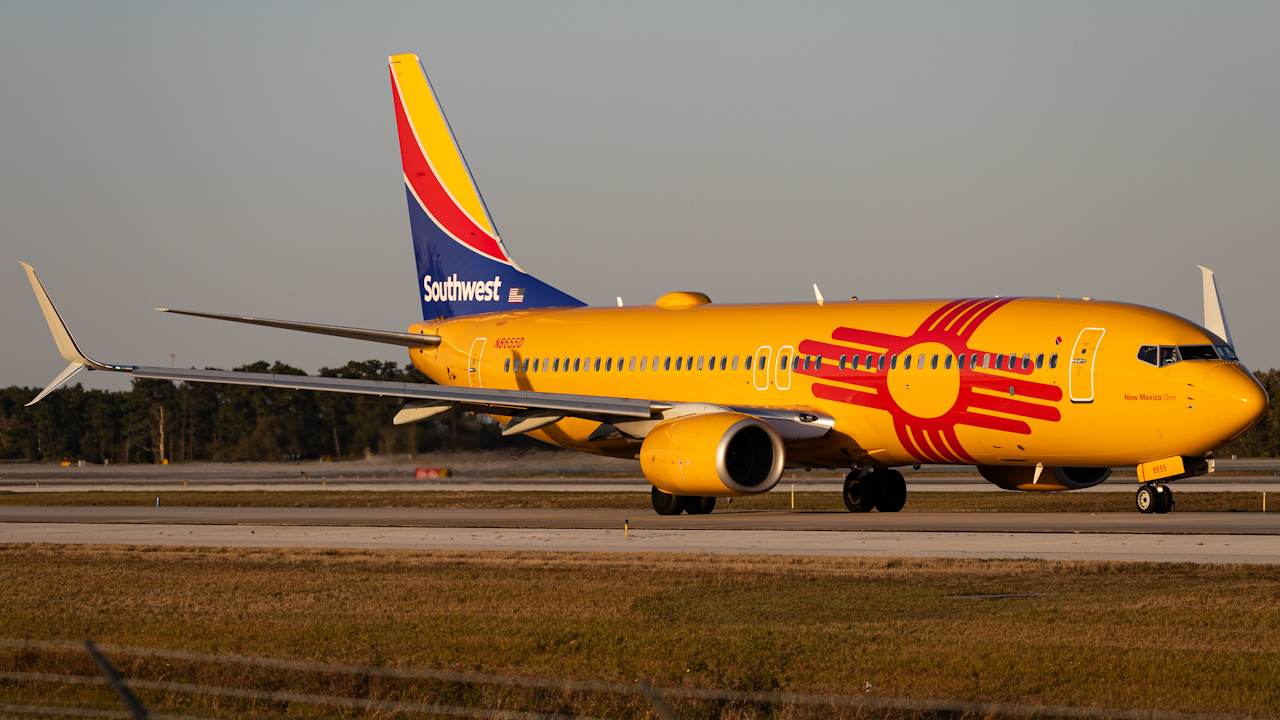 Full size: Southwest Airlines Boring 737-800 N8655D at Orlando International Airport