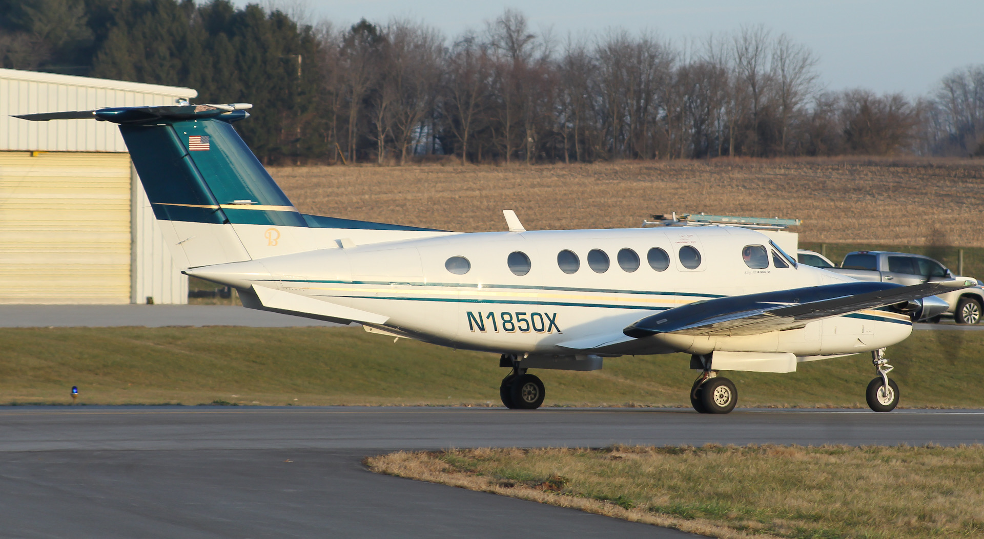 Full size: PRIVATE Beechcraft King Air 200 N1850X at York Airport