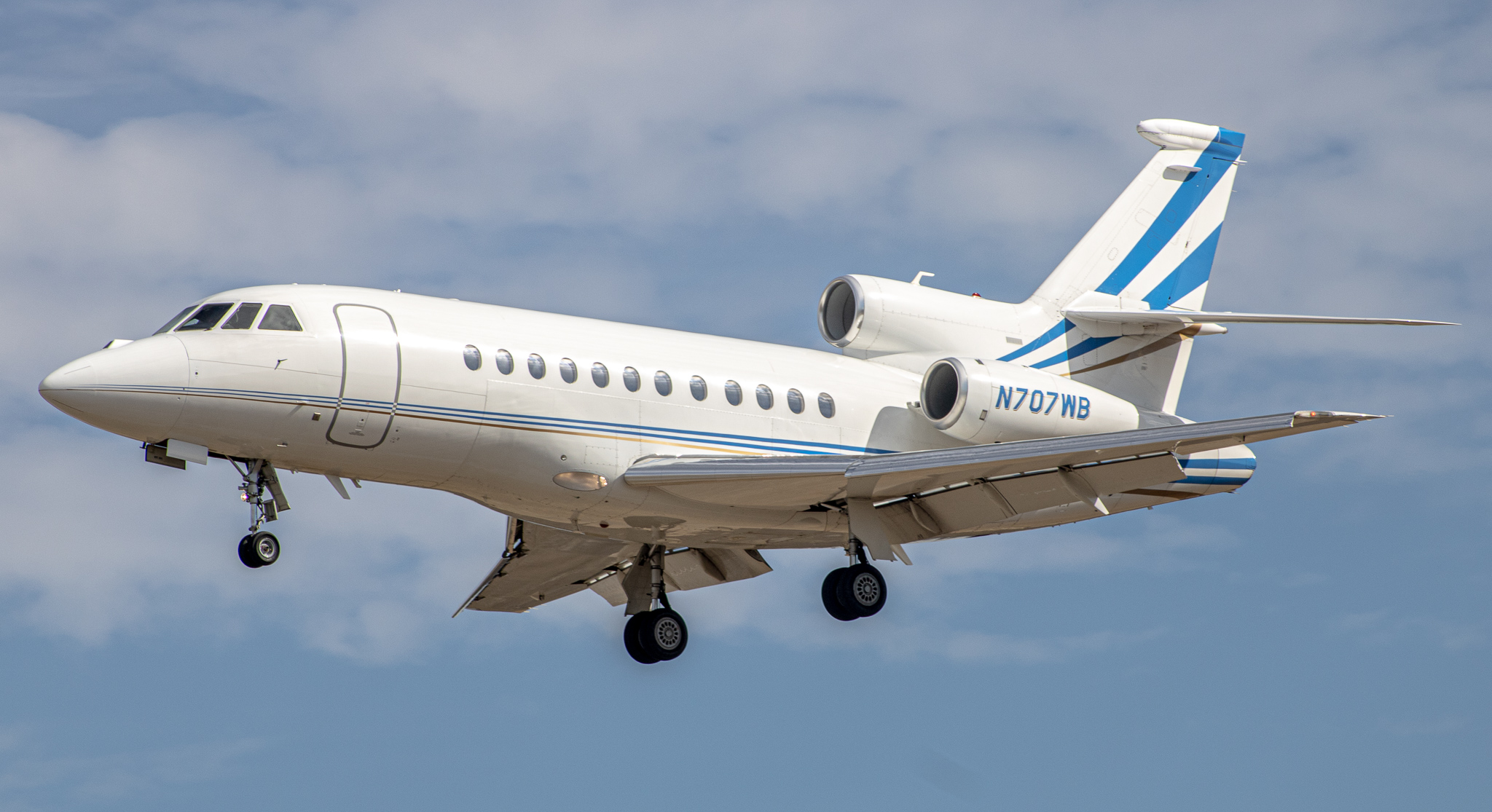 Full size: PRIVATE Dassault Falcon 900EX N707WB at Baltimore/Washington International Thurgood Marshall Airport