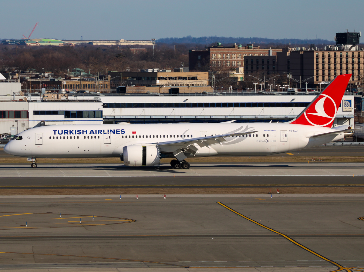 Full size: Turkish Airlines Boeing 787-9 TC-LLJ at John F. Kennedy International Airport