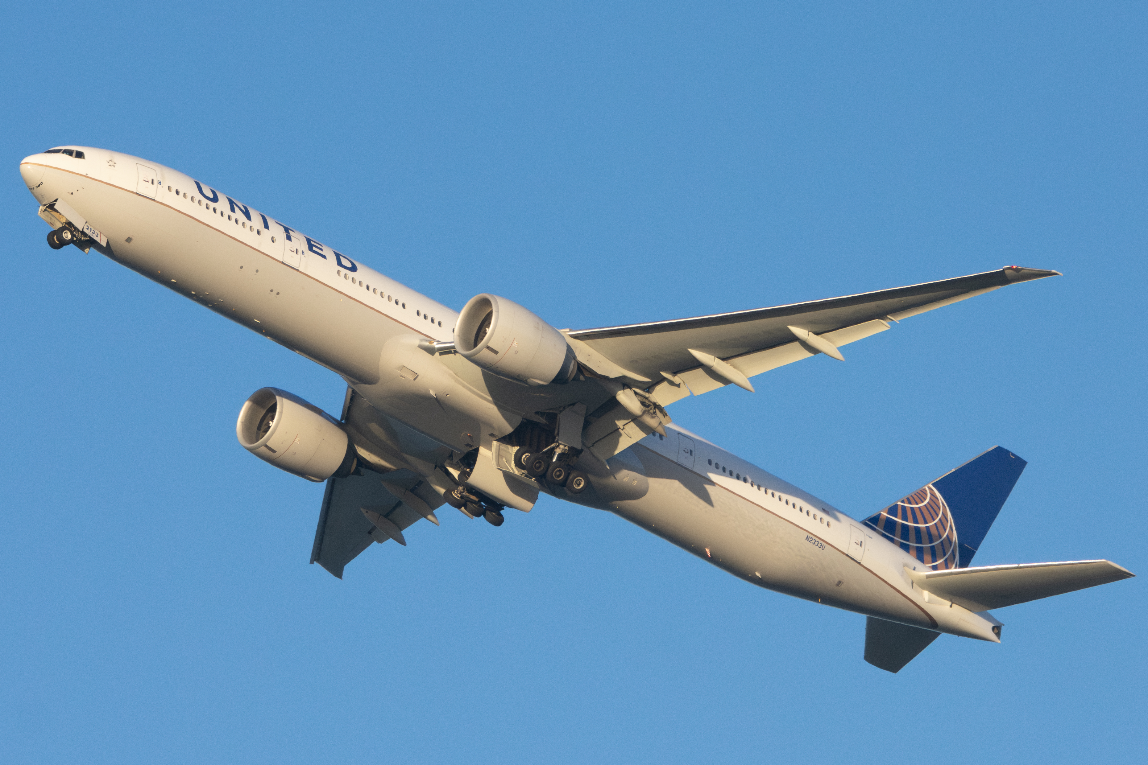 Full size: United Airlines Boeing 777-300ER N2333U at San Francisco International Airport