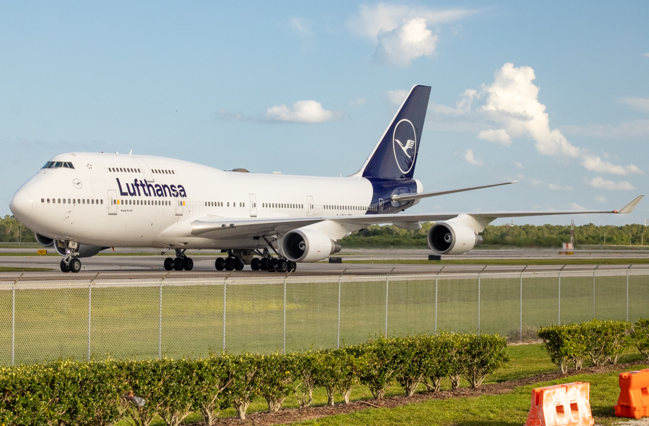 Full size: Lufthansa Boeing 747-400 D-ABVM at Orlando International Airport