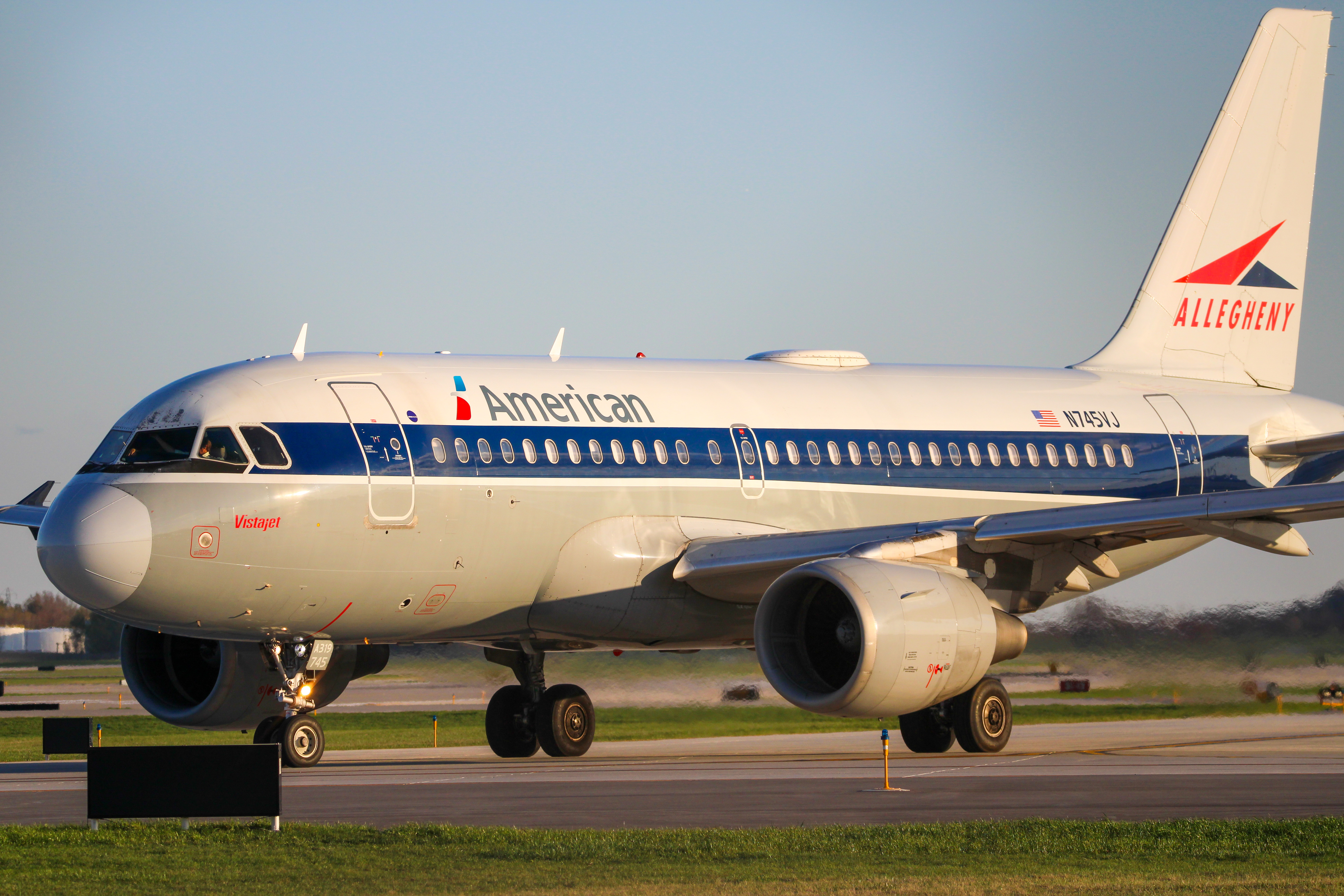 Full size: American Airlines Airbus A319 N745VJ at General Mitchell International Airport