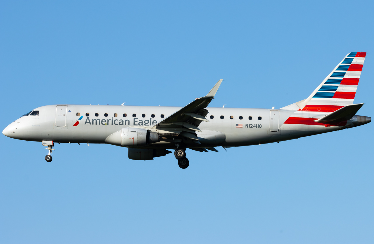 Full size: American Eagle Embraer E175 N124HQ at Pittsburgh International Airport