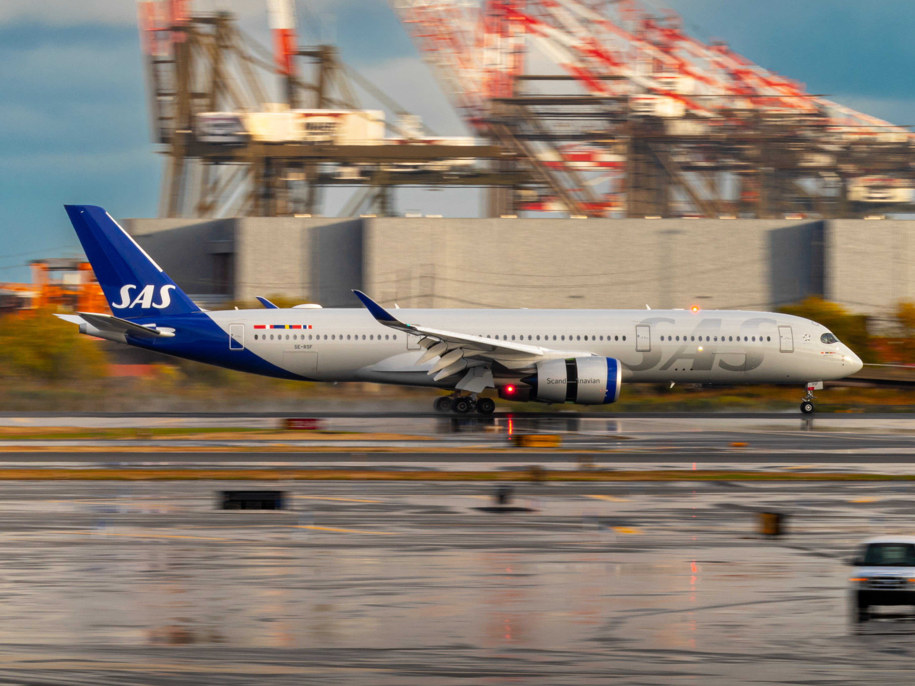 Full size: Scandinavian Airlines Airbus A350-900 SE-RSF at Newark Liberty International Airport