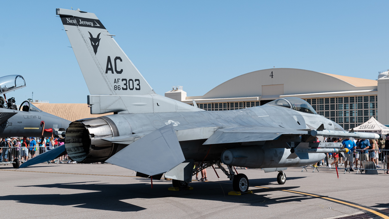 Full size: USAF - United States Air Force General Dynamics F-16 Fighting Falcon 86-0303 at Mac Dill AFB
