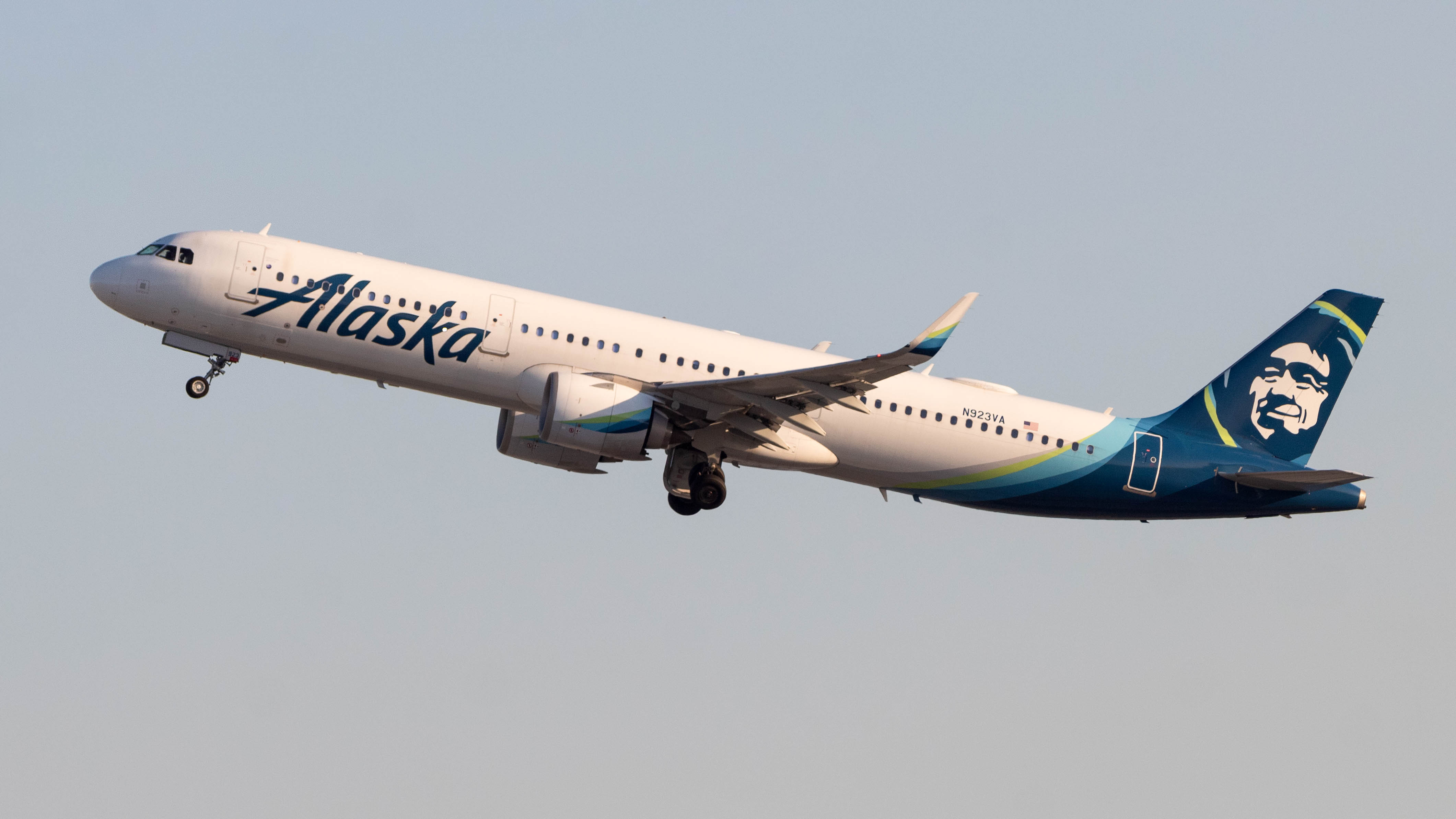 Full size: Alaska Airlines Airbus A321NEO N923VA at Los Angeles International Airport