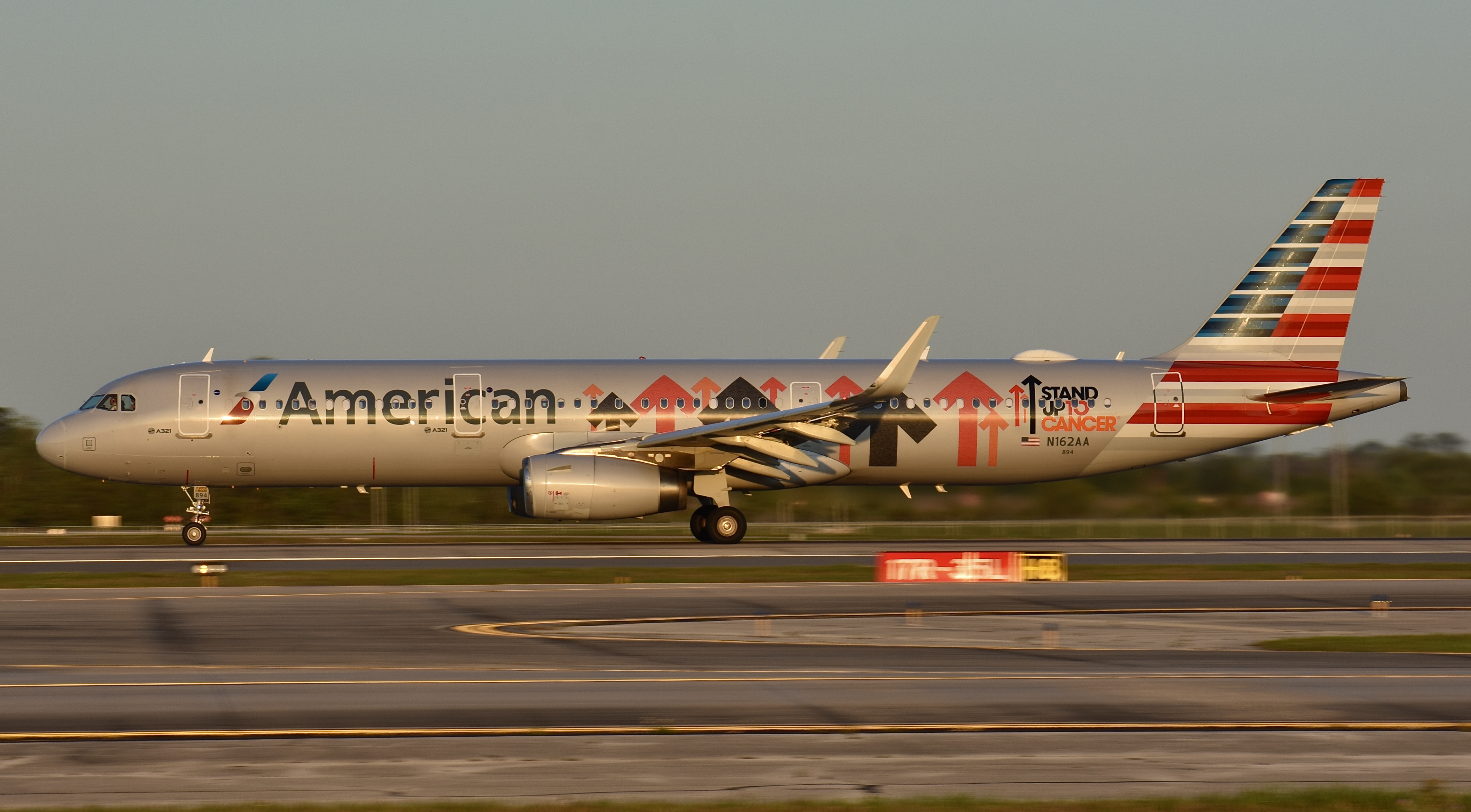 Full size: American Airlines Airbus A321-200 N162AA at Orlando International Airport