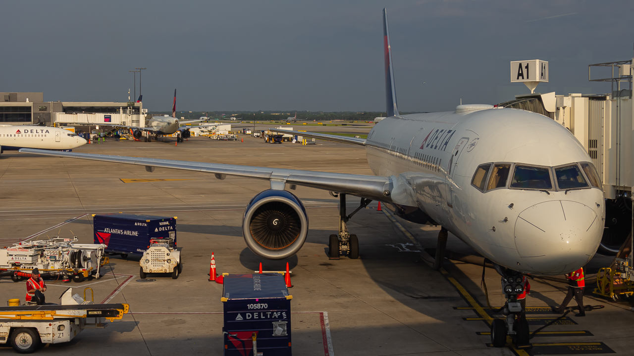 Full size: Delta Airlines Boeing 757-200 N668DN at Hartsfield-Jackson Atlanta International Airport