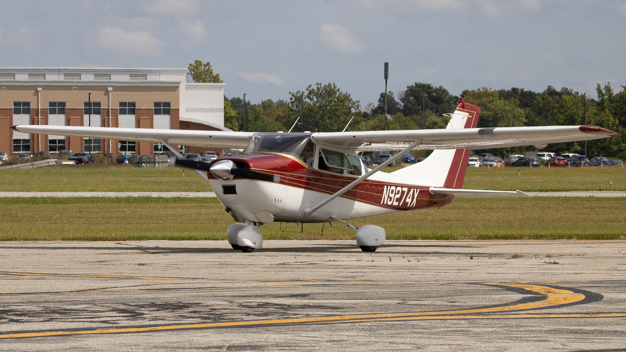 Full size: PRIVATE Cessna 182 Skylane N9274X at Martin State Airport