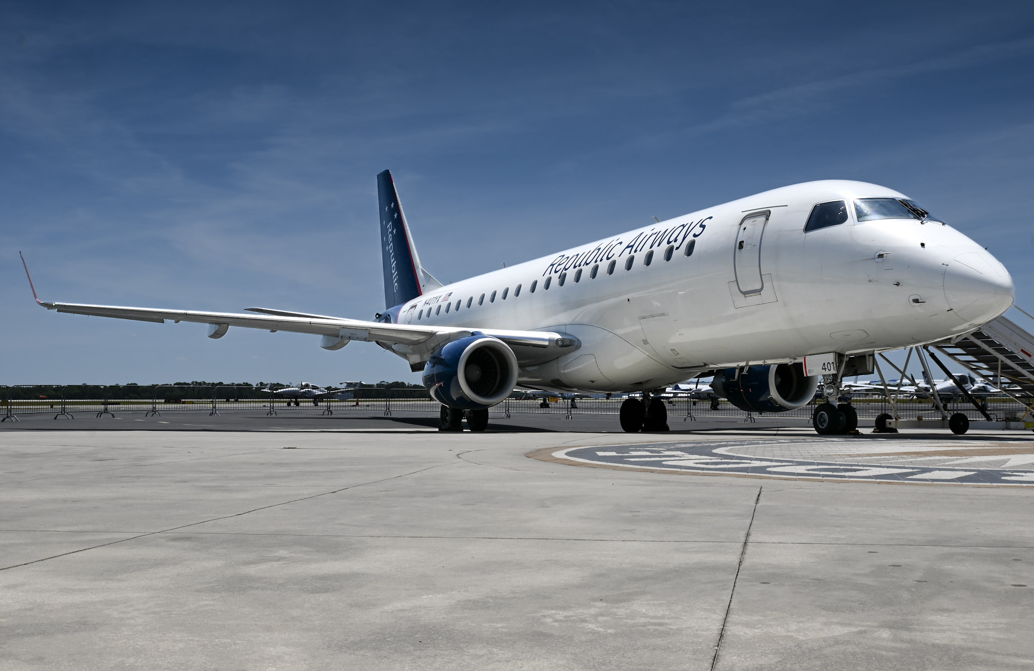 Full size: Republic Airways Embraer E175 N401YX at Daytona Beach International Airport