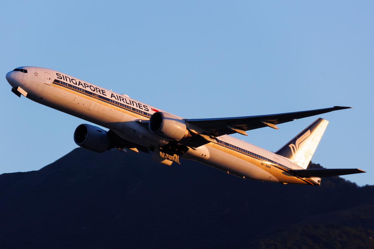Full size: Singapore Airlines Boeing 777-300ER 9V-SWR at Hong Kong International Airport