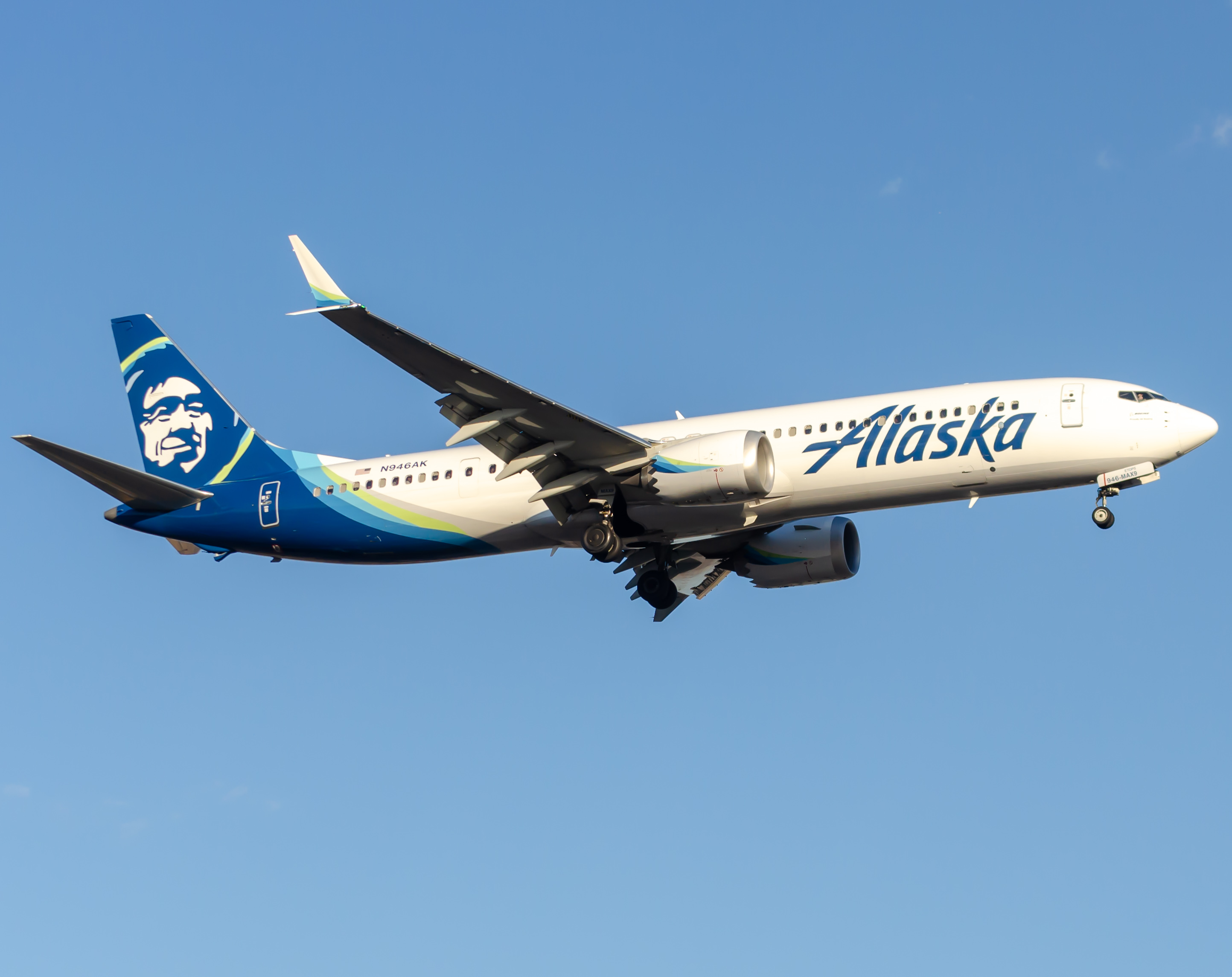 Full size: Alaska Airlines Boeing 737 MAX 9 N946AK at Newark Liberty International Airport