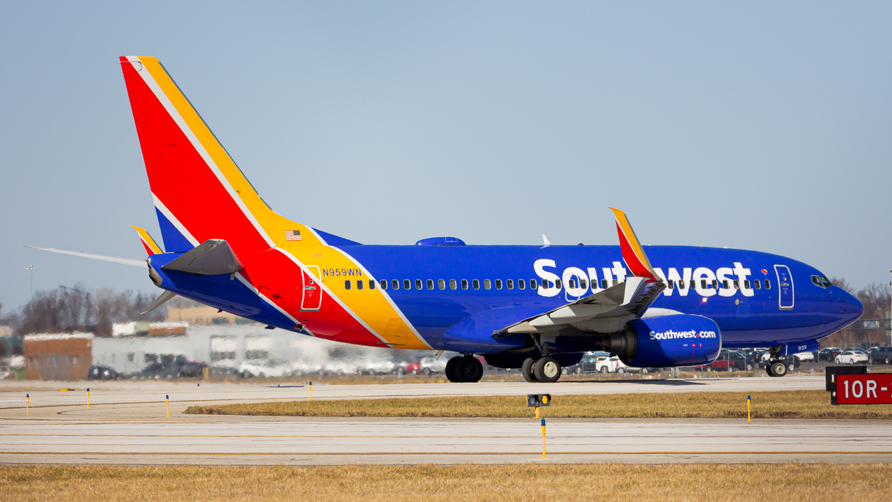 Full size: Southwest Airlines Boeing 737-700 N959WN at John Glenn Columbus International Airport