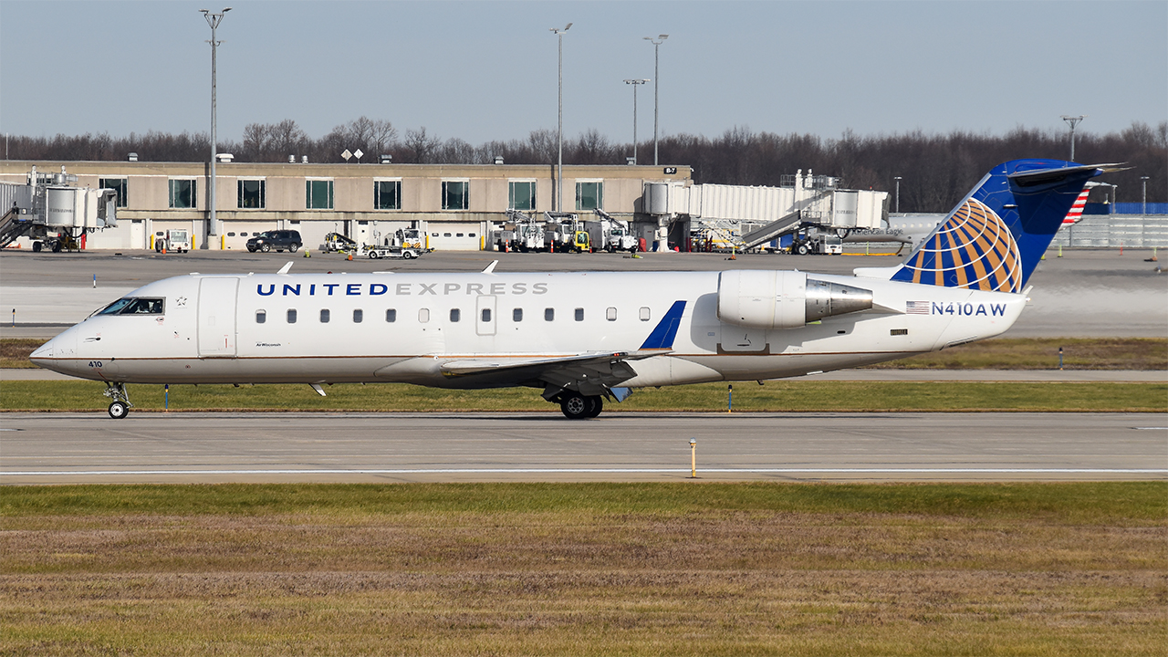 Full size: United Express Mitsubishi CRJ-200 N410AW at Gerald R Ford International Airport