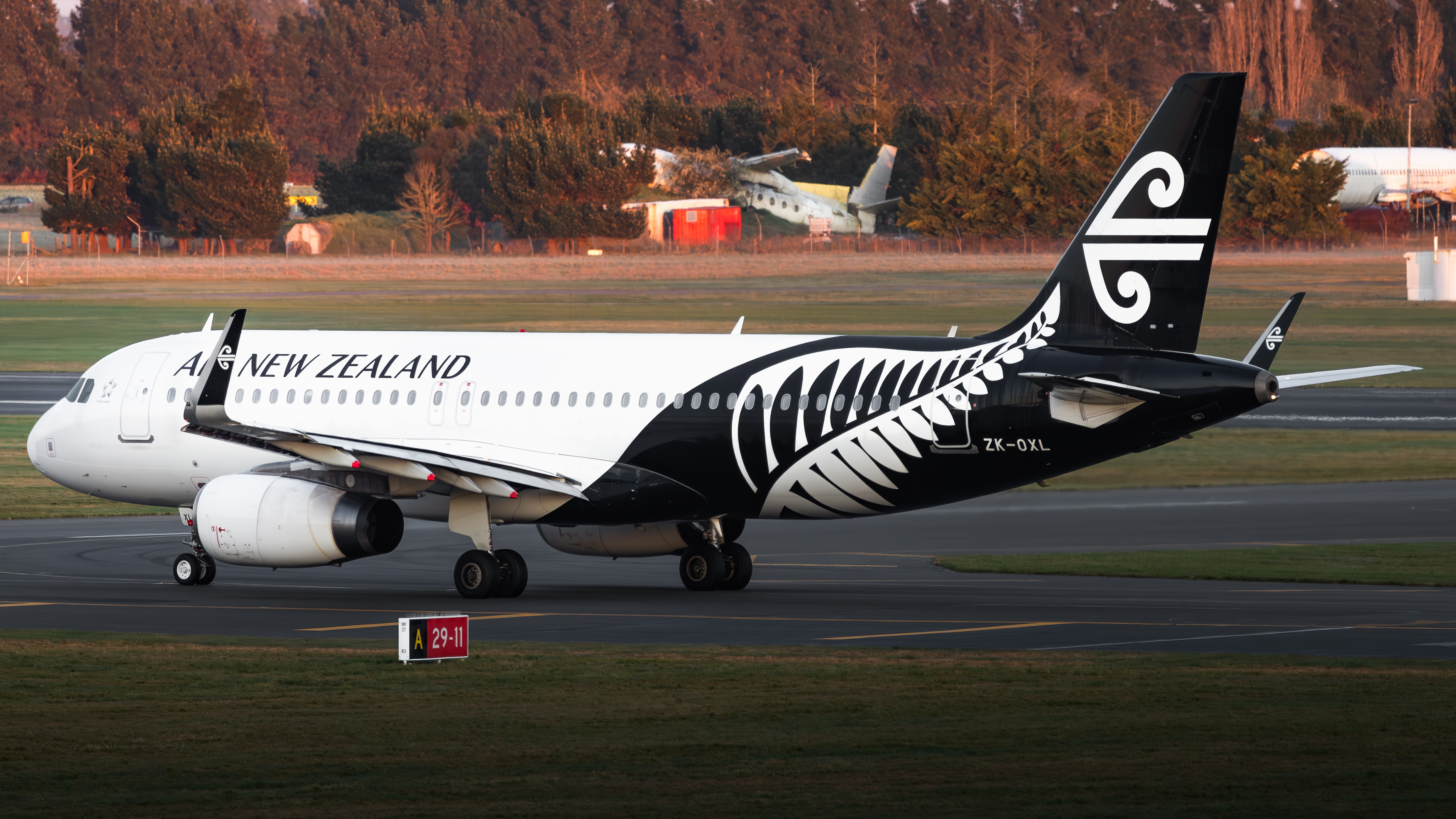 Full size: Air New Zealand Airbus A320 ZK-OXL at Christchurch International Airport