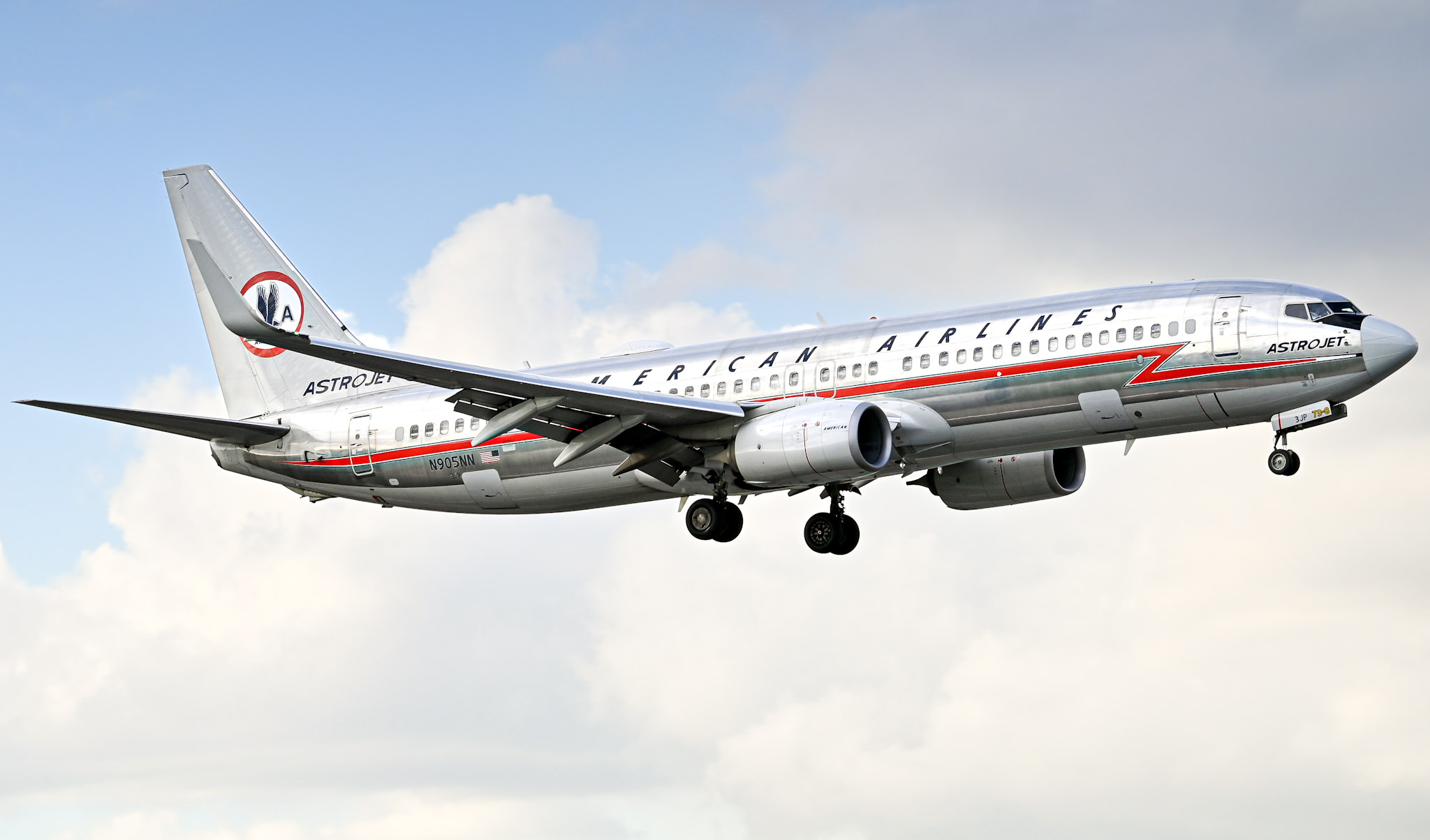 Full size: American Airlines Boeing 737-800 N905NN at Miami International Airport