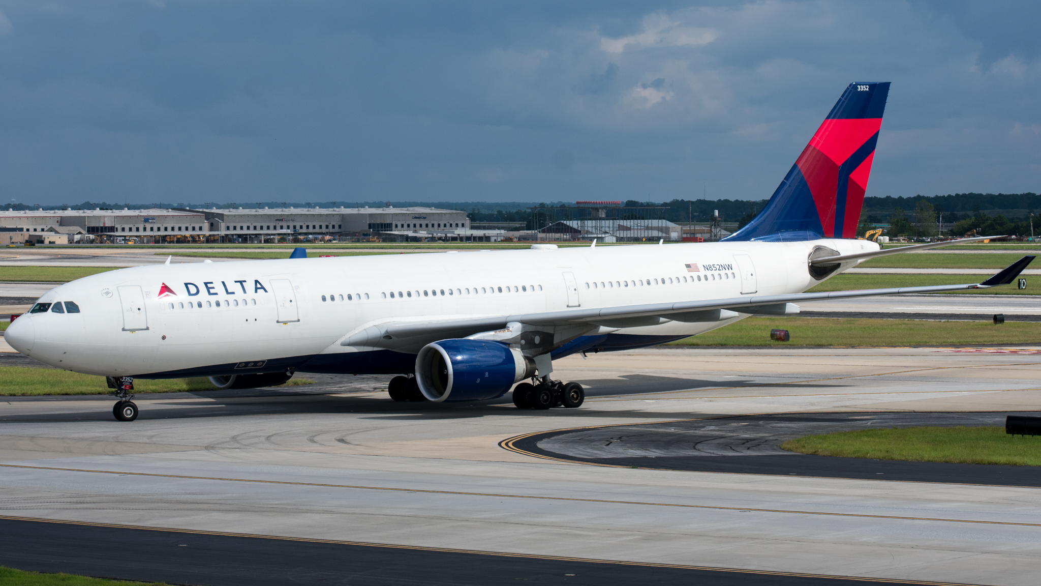 Full size: Delta Airlines Airbus A330-300 N852NW at Hartsfield-Jackson Atlanta International Airport