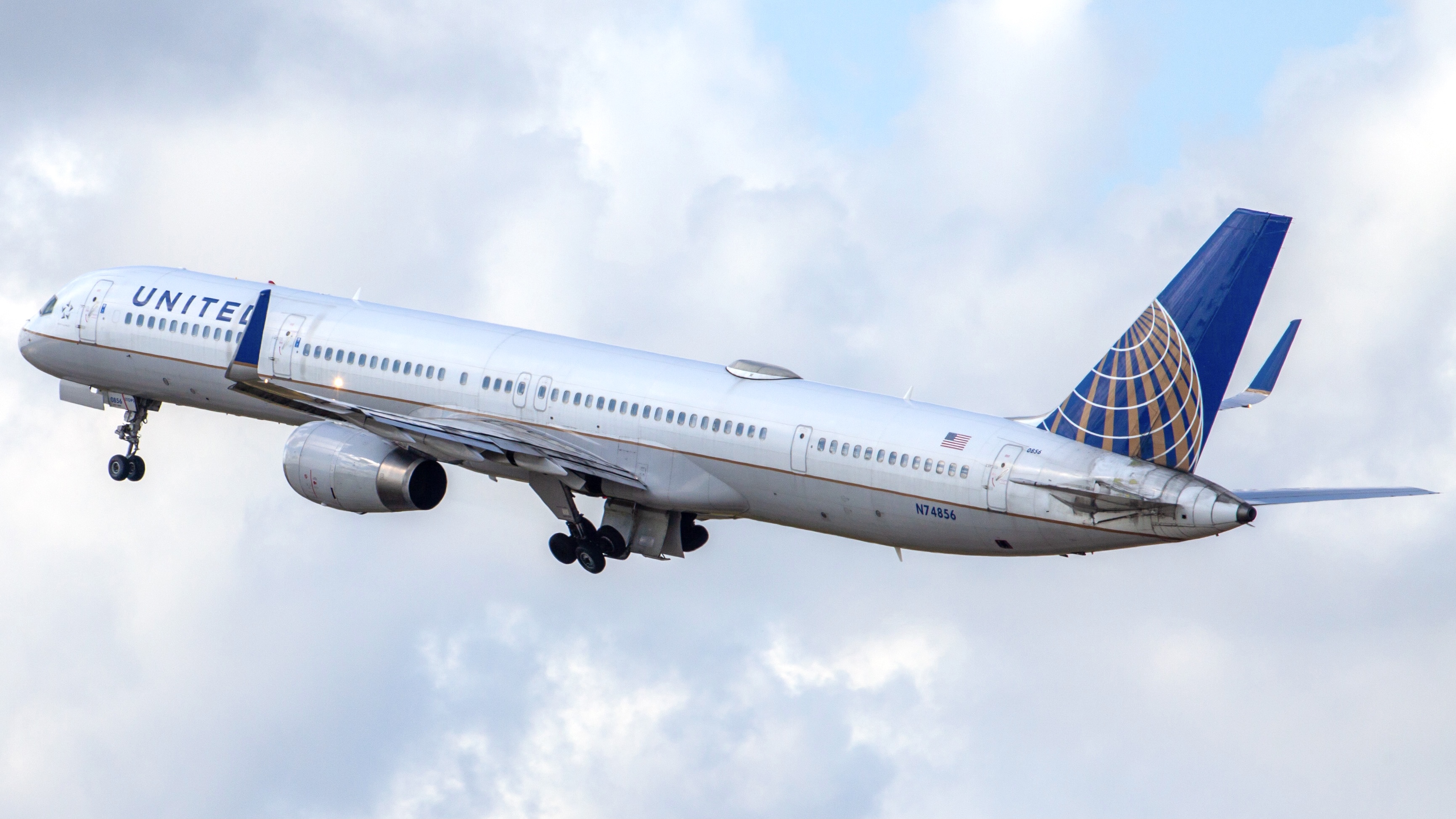 Full size: United Airlines Boeing 757-300 N74856 at Houston-George Bush Intercontinental Airport