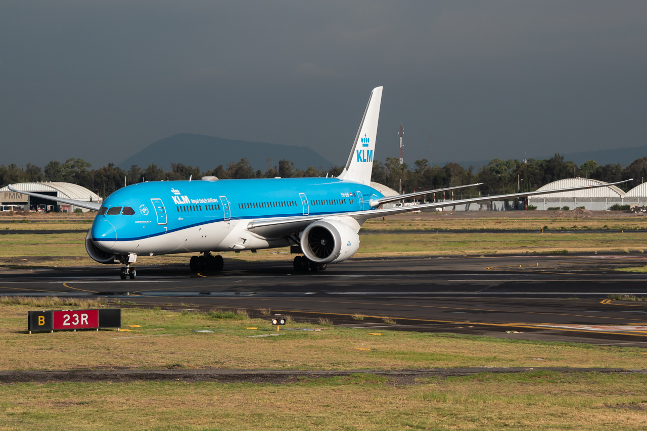 Full size: KLM Boeing 787-9 PH-BHF at Mexico City International Airport