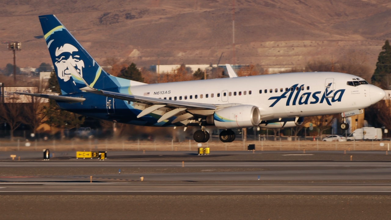 Full size: Alaska Airlines Boeing 737-700 N613AS at Reno/Tahoe International Airport