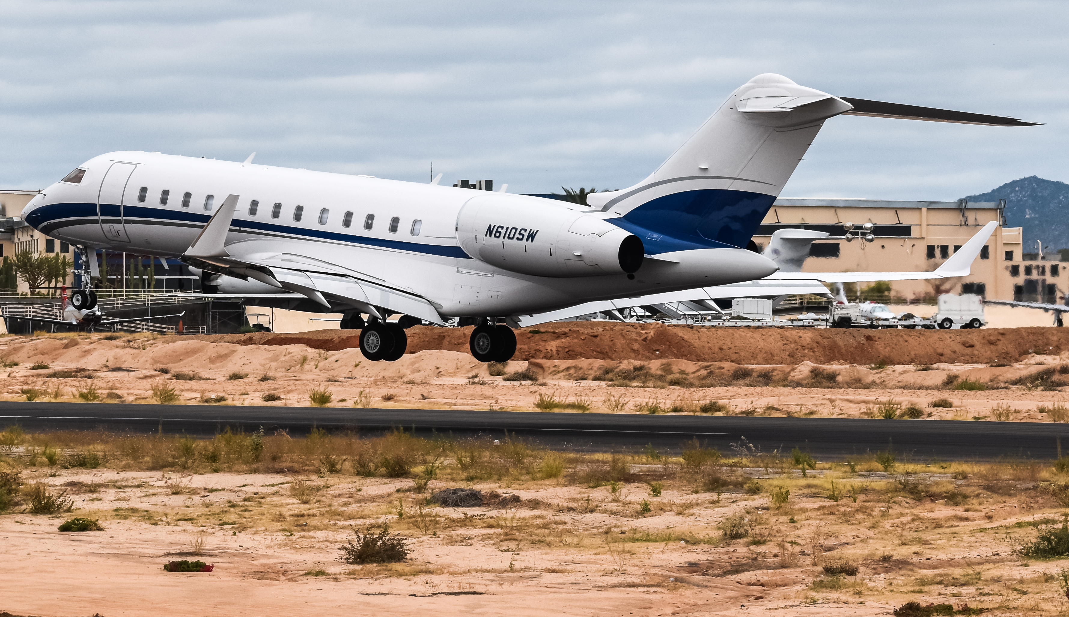 Full size: PRIVATE Bombardier Global Express N610SW at Aeropuerto de Cabo San Lucas Internacional