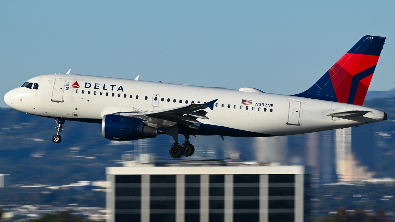Full size: Delta Airlines Airbus A319 N337NB at Los Angeles International Airport
