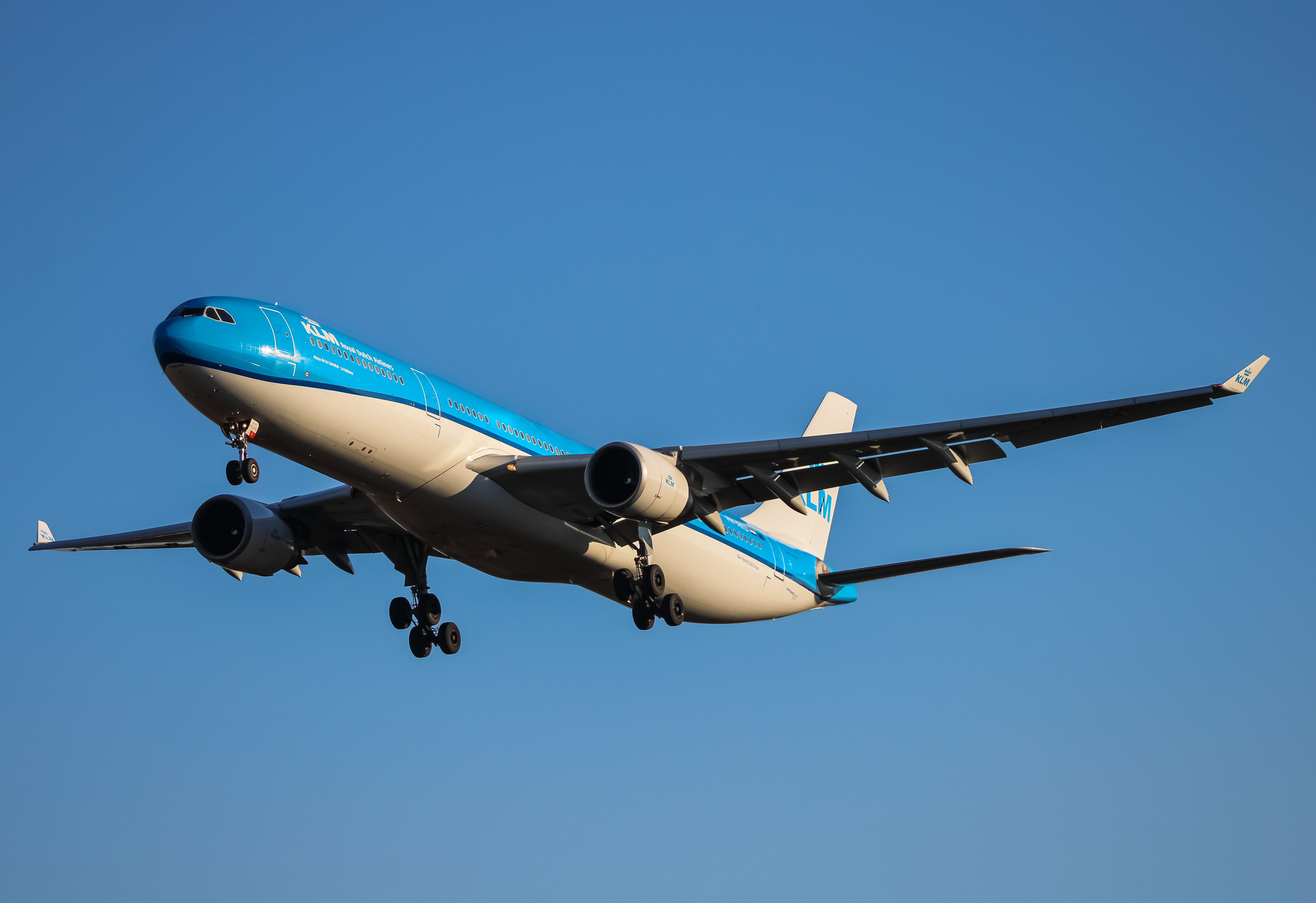 Full size: KLM Airbus A330-300 PH-AKD at Washington Dulles International Airport