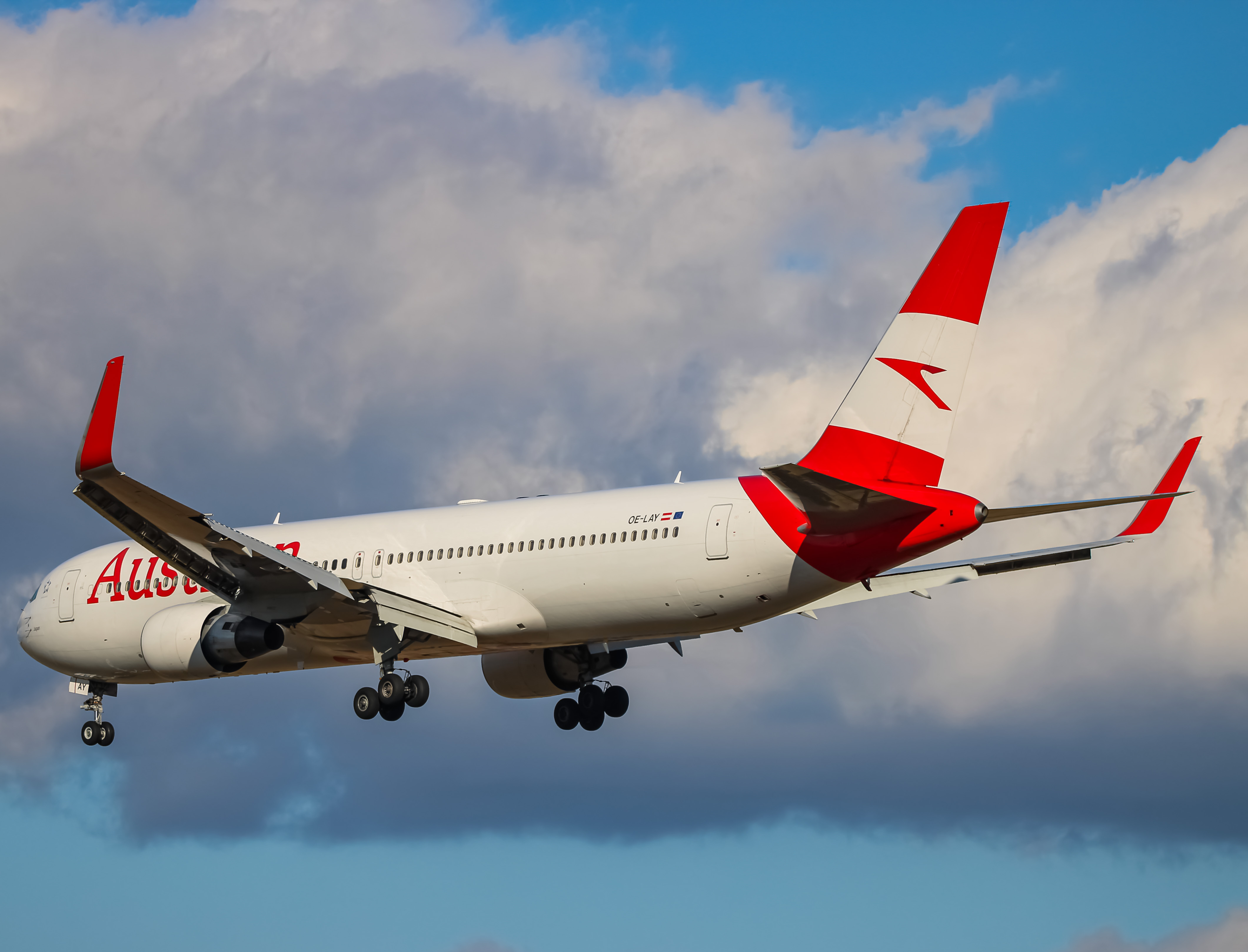 Full size: Austrian Airlines Boeing 767-300ER OE-LAY at Washington Dulles International Airport