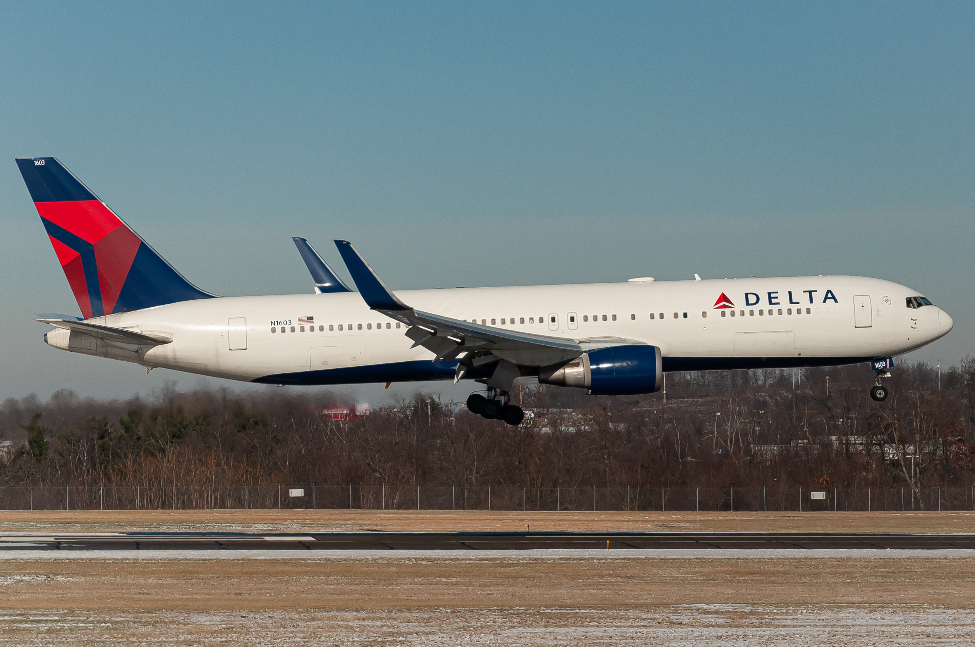 Full size: Delta Airlines Boeing 767-300ER N1603 at Pittsburgh International Airport
