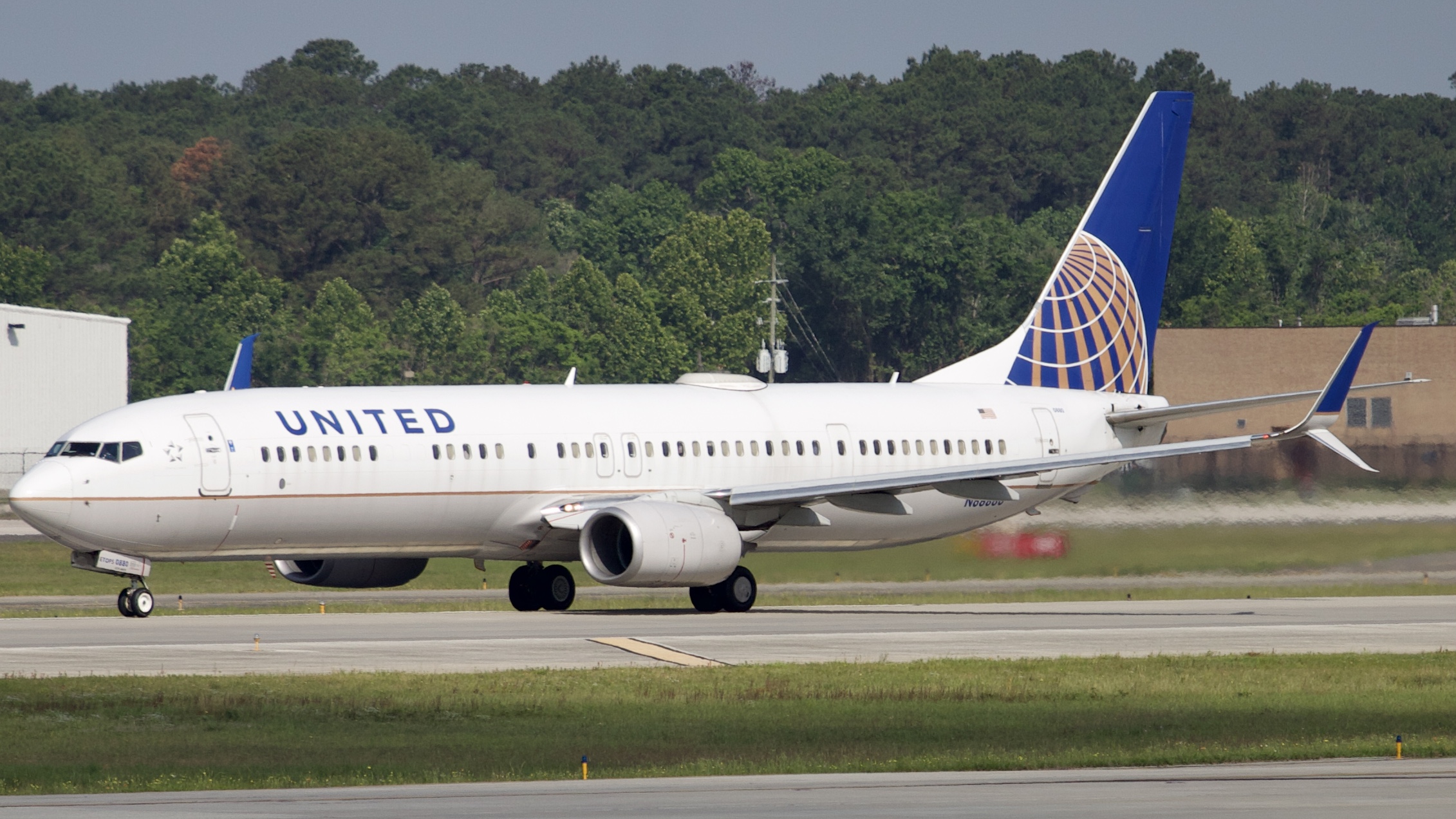 Full size: United Airlines Boeing 737-900ER N68880 at Houston-George Bush Intercontinental Airport