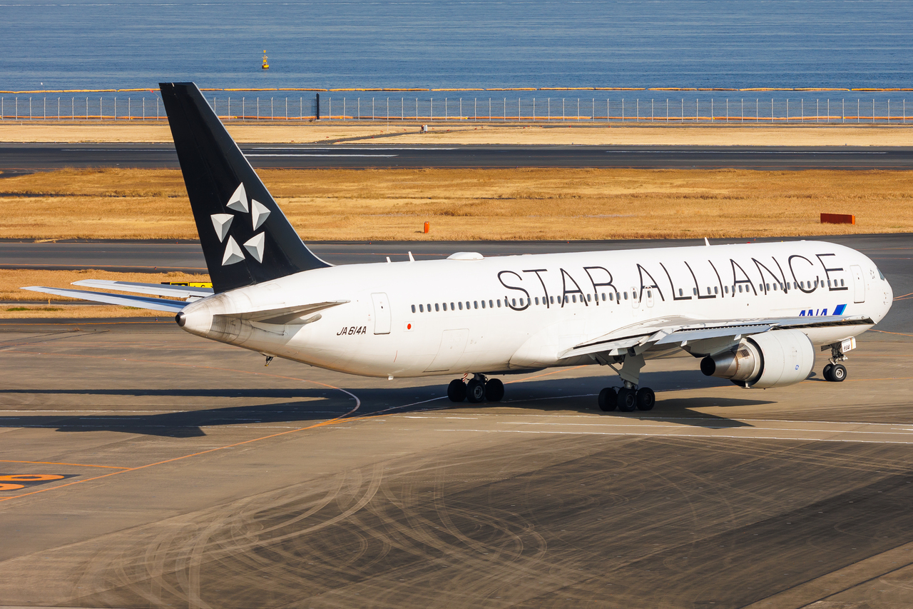 Full size: All Nippon Airways Boeing 767-300ER JA614A at Tokyo-Haneda Airport