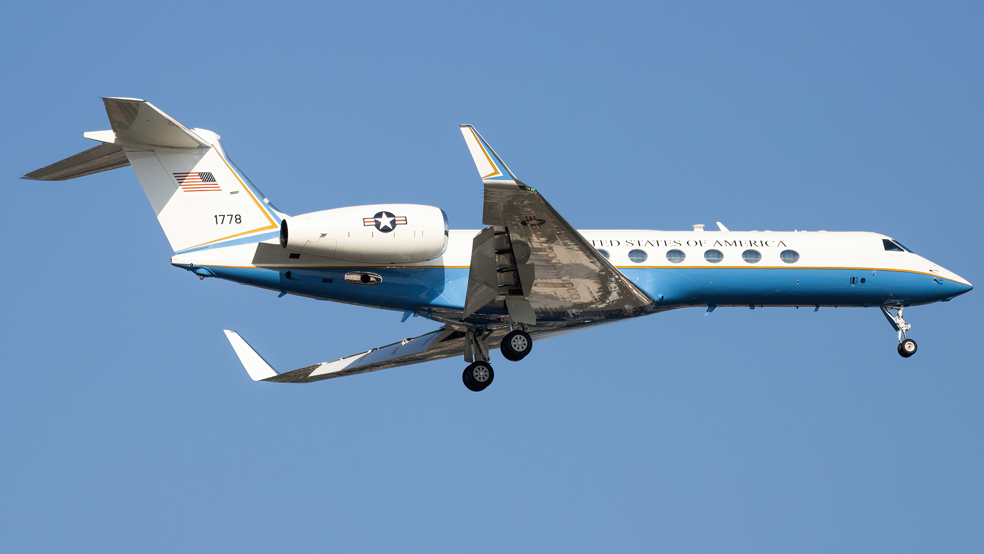 Full size: USAF - United States Air Force Gulfstream C-37B 04-01778 at Joint Base Andrews