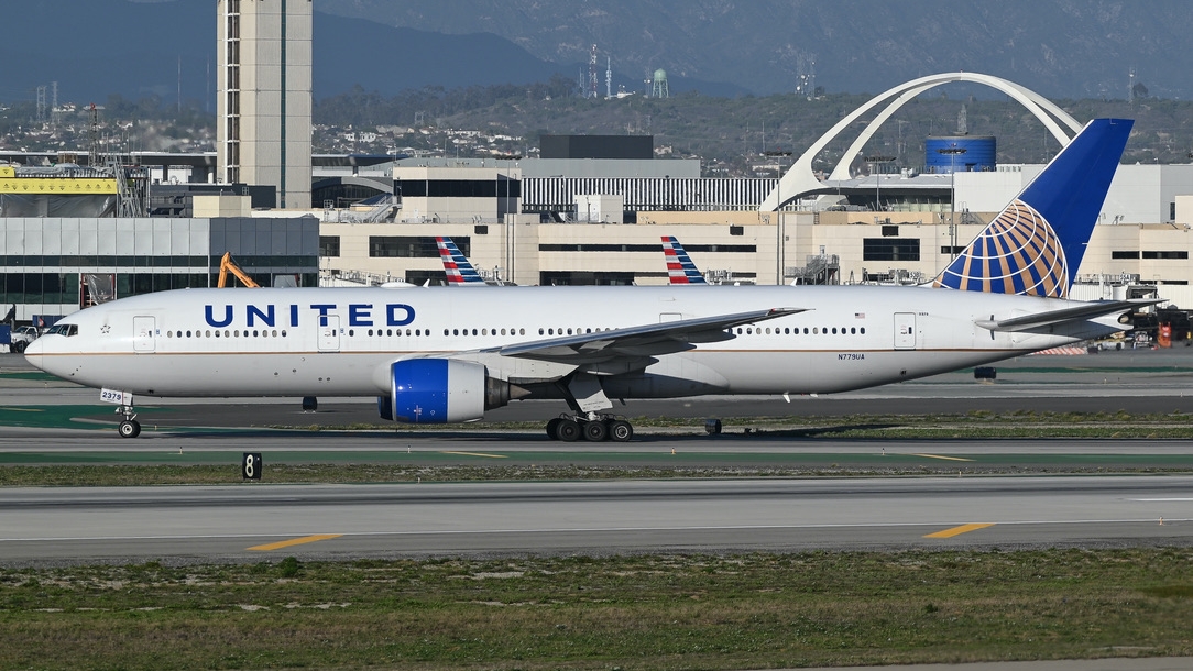 Full size: United Airlines Boeing 777-200 N779UA at Los Angeles International Airport