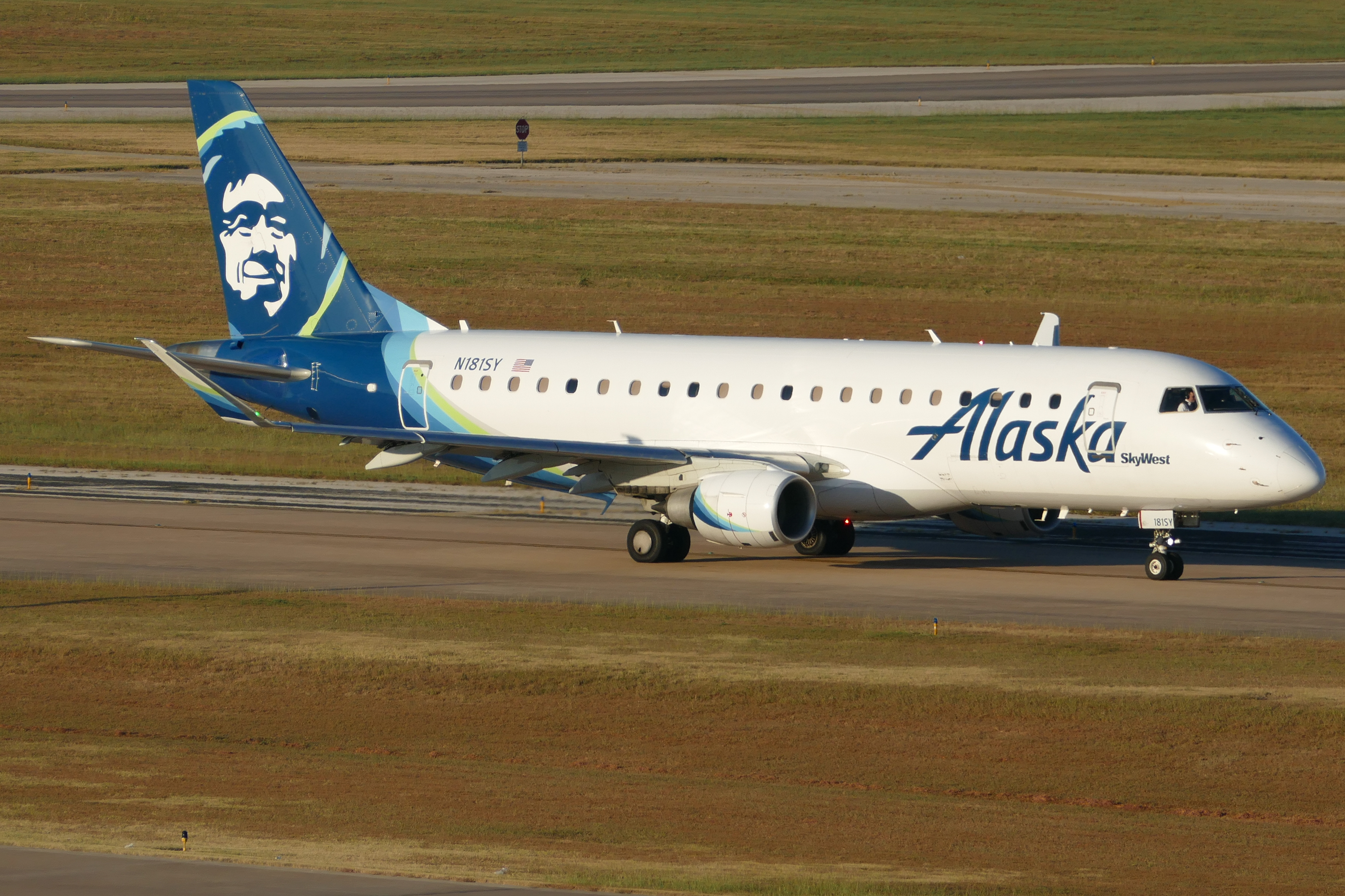 Full size: Alaska Airlines Embraer E175 N181SY at Austin-Bergstrom International Airport