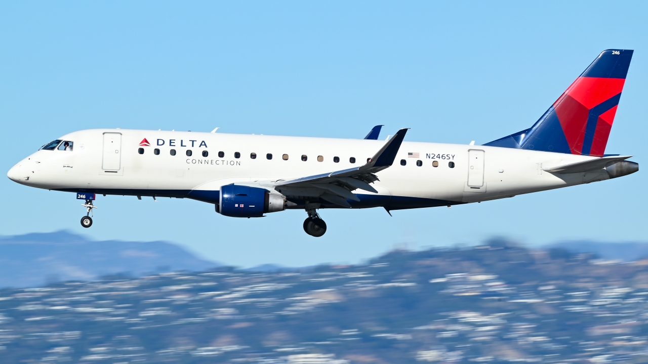 Full size: Delta Connection Embraer E175 N246SY at Los Angeles International Airport