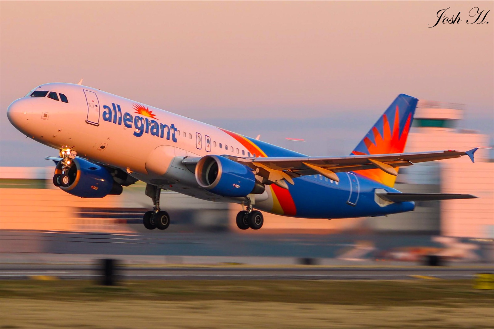 Full size: Allegiant Air Airbus A320 N243NV at Dallas Love Field Airport